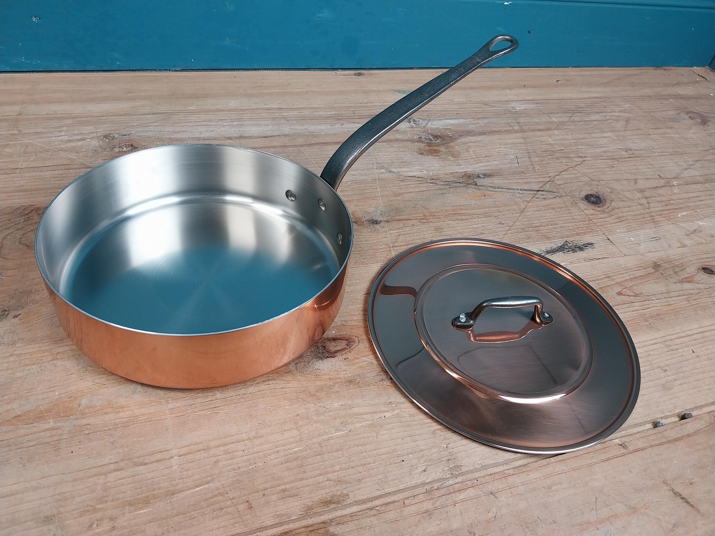 Good quality copper lidded saucepan. {17 cm H x 50 cm W x 25 cm D}. - Image 3 of 6