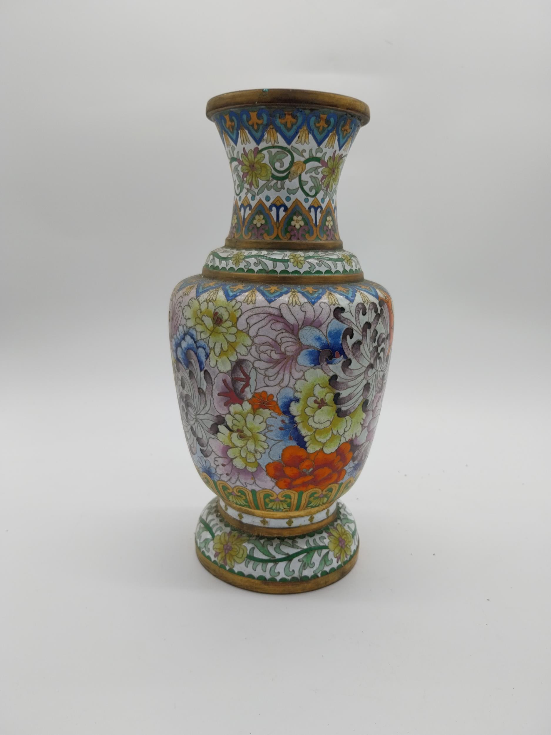 Decorative oriental cloisonne vase. {32 cm H x 15 cm Dia.}. - Image 4 of 6