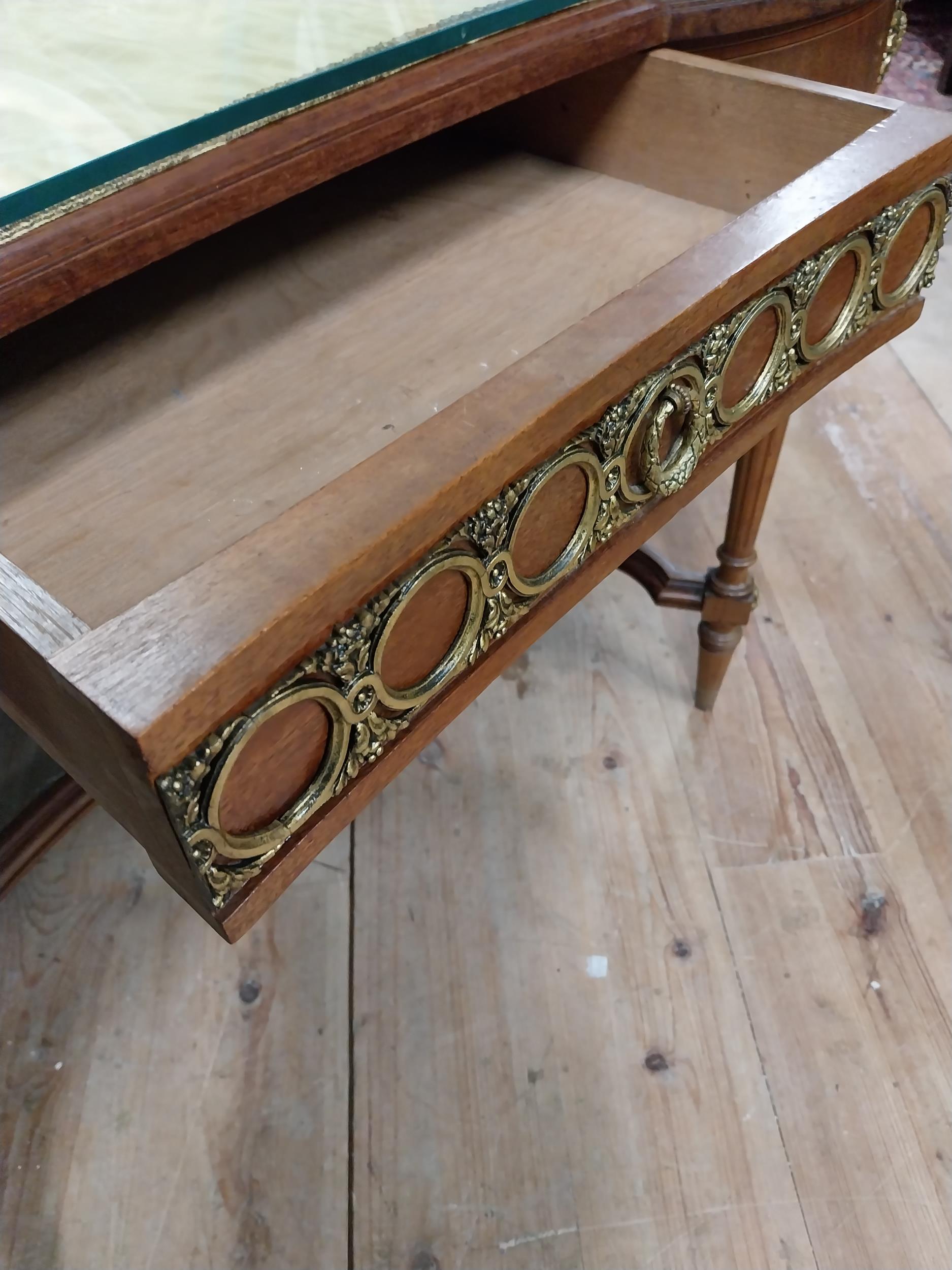 Edwardian Kingwood dressing table with glass top, ormolu mounts and single drawer in the frieze - Image 8 of 9