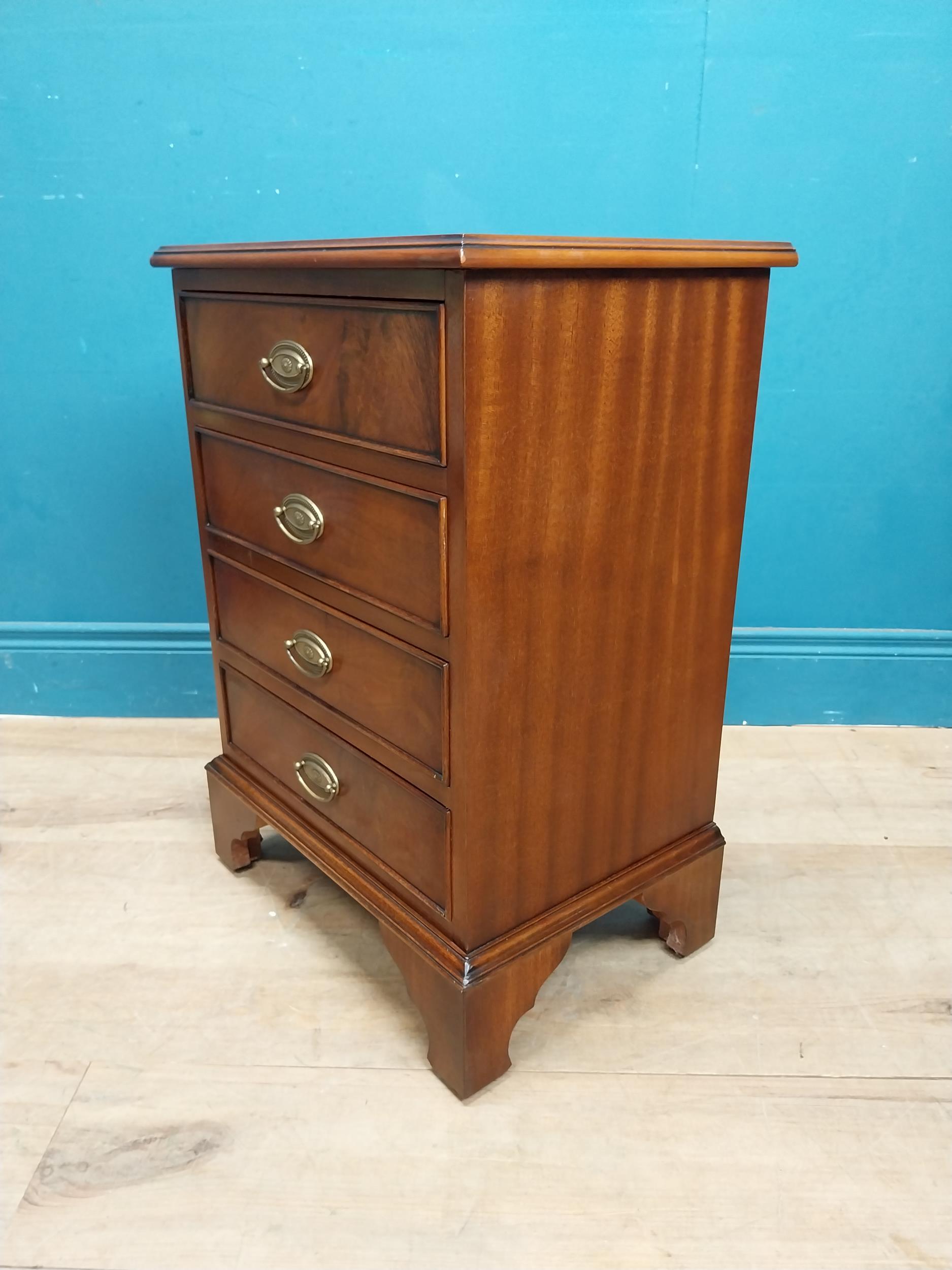 Good quality mahogany chest of drawers of neat proportions raised on bracket feet. {64 cm H x 45 - Image 3 of 6