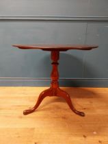 Irish Georgian mahogany centre table raised on turned column and three outswept feet {68 cm H x 77
