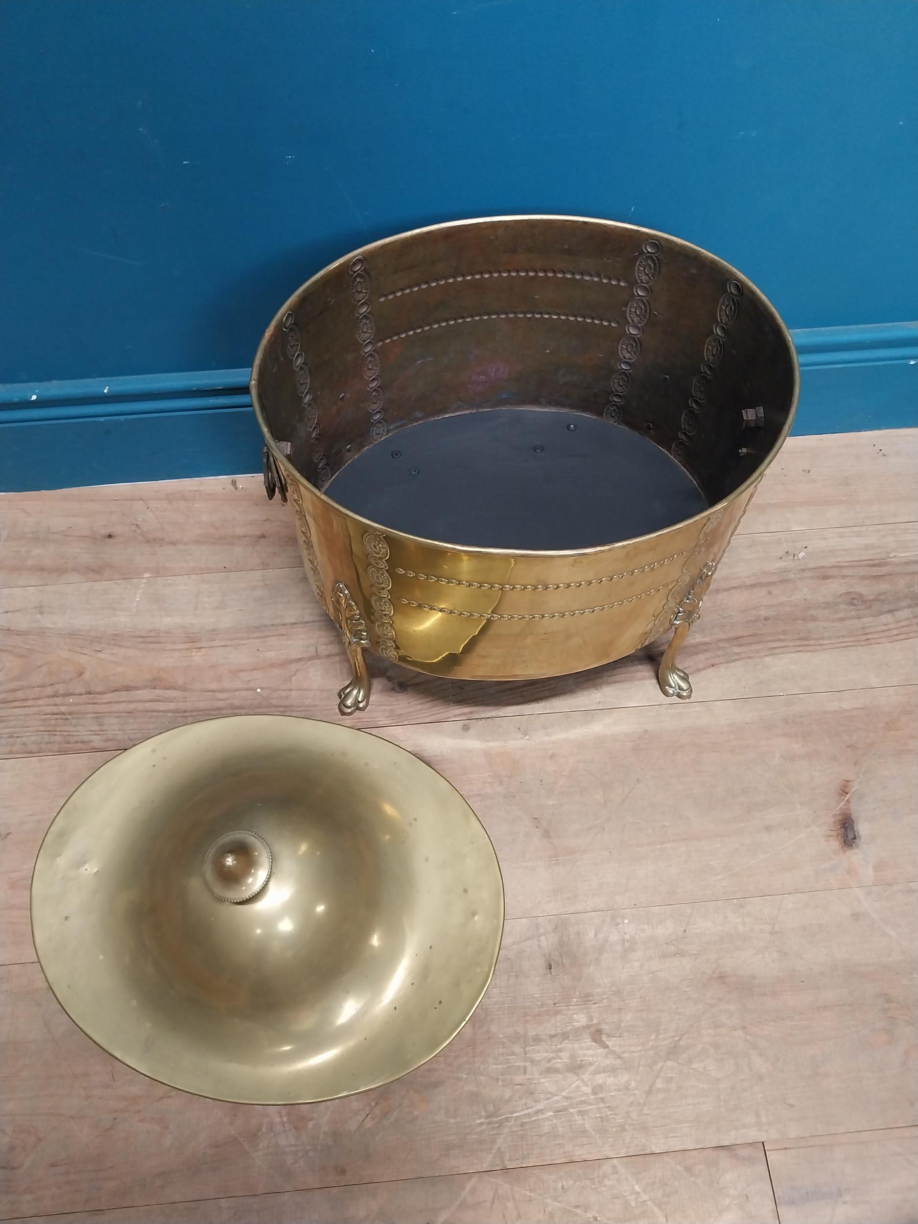 Edwardian brass decorative lidded coal bucket on three claw feet. {47 cm H x 40 cm W x 31 cm D}. - Image 2 of 8