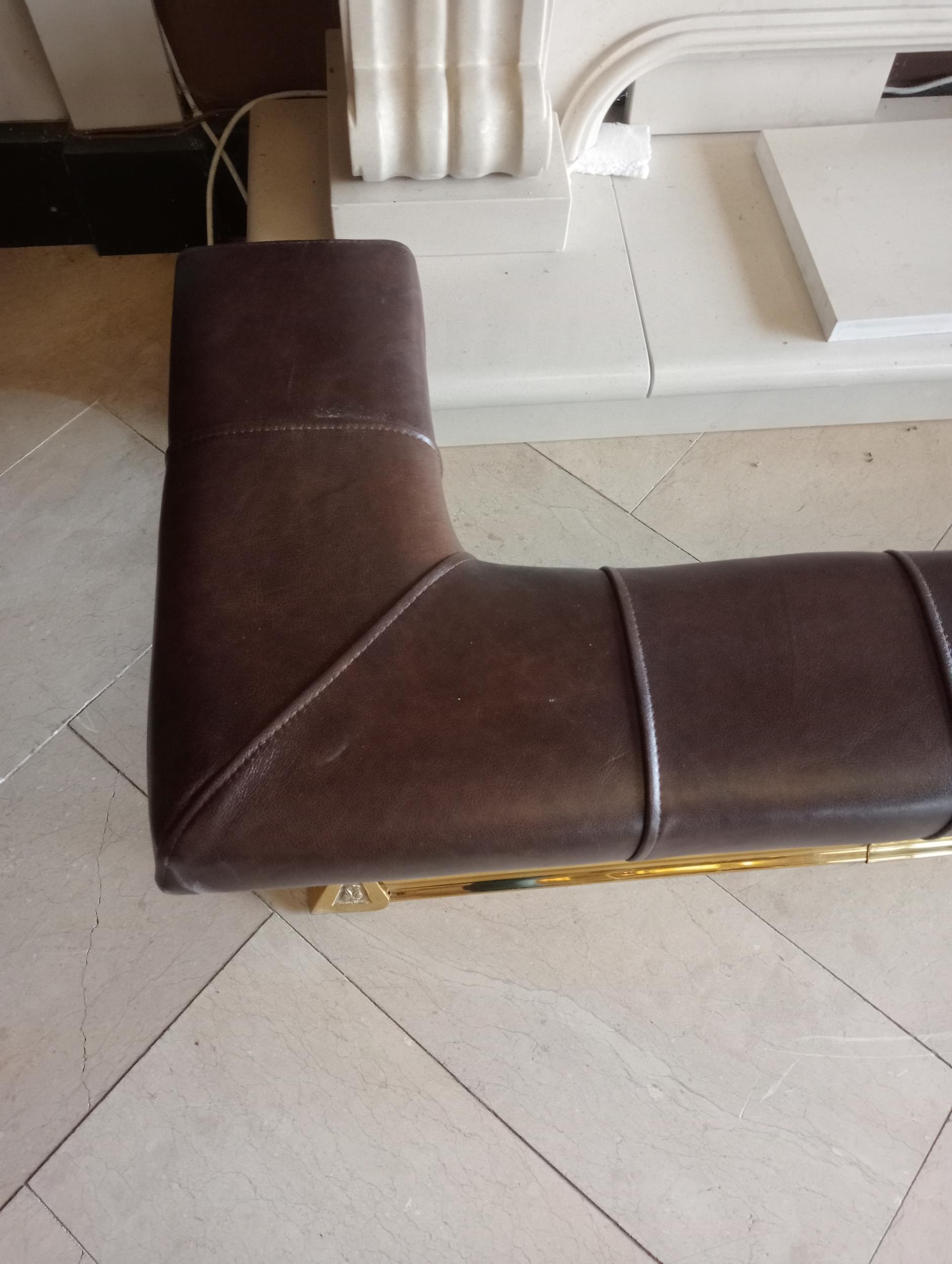 Brass club fender with leather upholstered seat {H 43cm x W 180cm x D 50cm inside W 156cm }. - Image 5 of 7