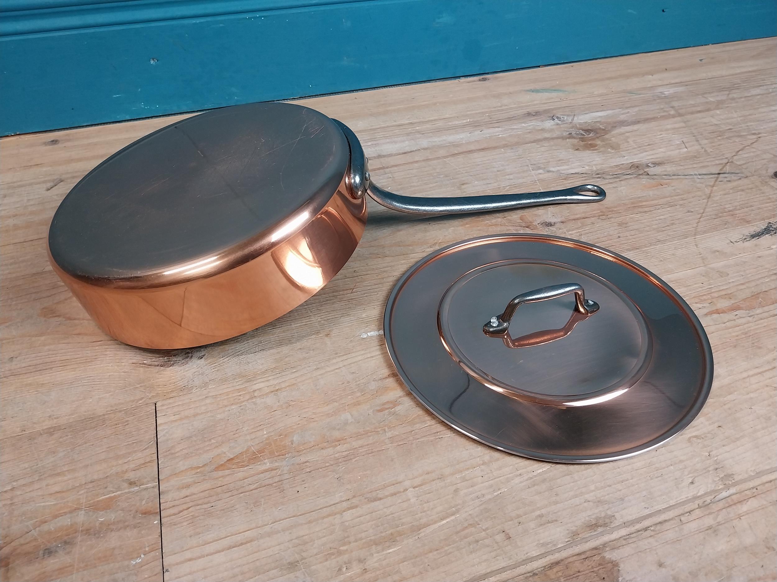 Good quality copper lidded saucepan. {17 cm H x 50 cm W x 25 cm D}. - Image 5 of 6