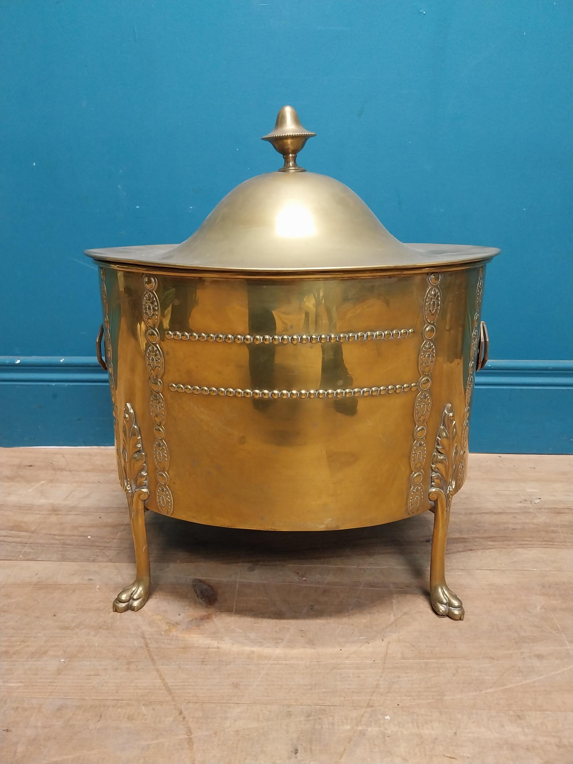 Edwardian brass decorative lidded coal bucket on three claw feet. {47 cm H x 40 cm W x 31 cm D}. - Image 7 of 8