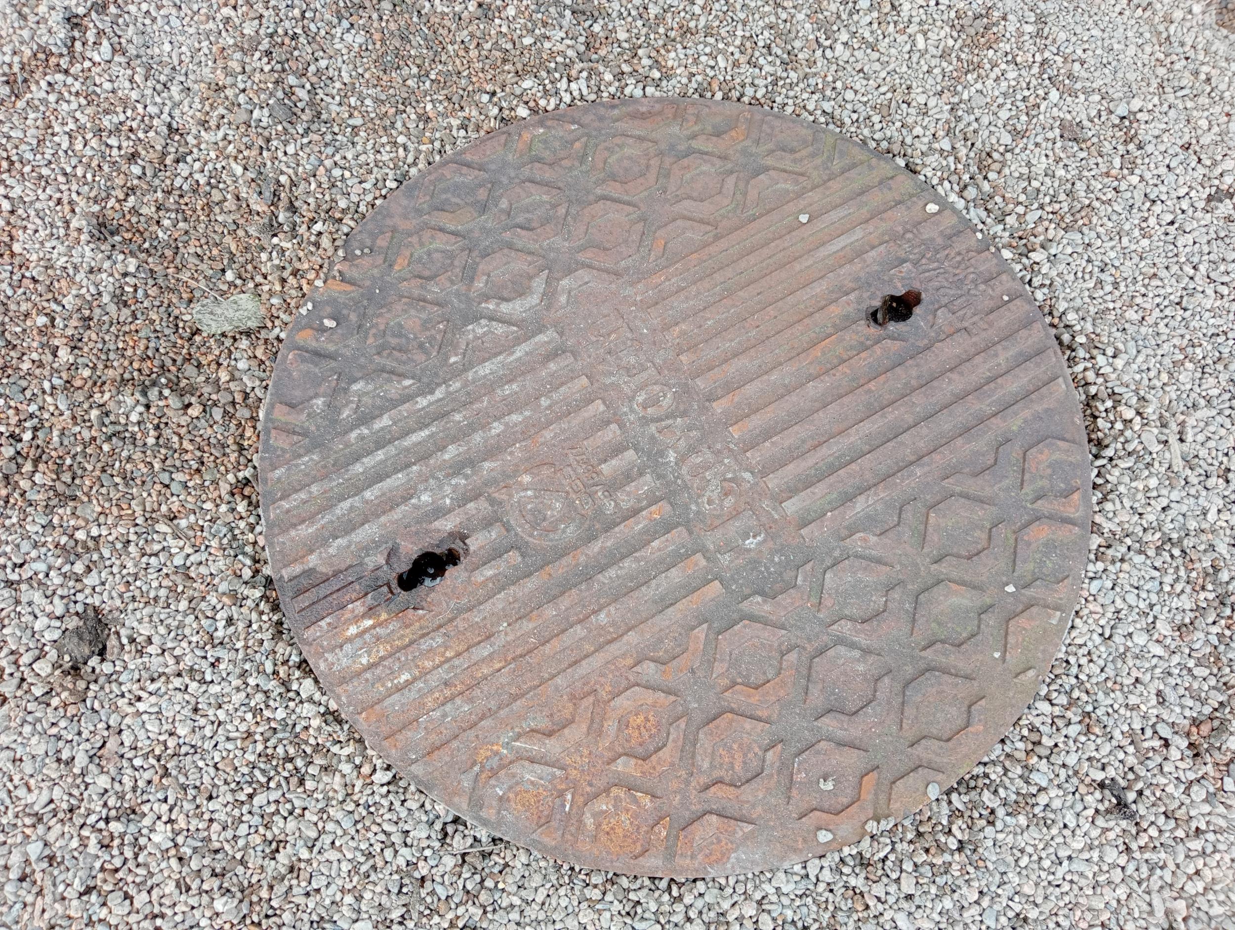 Three cast iron manhole covers {two covers Dia 50cm x One at 30 cm Dia.}. (NOT AVAILABLE TO VIEW - Bild 3 aus 4