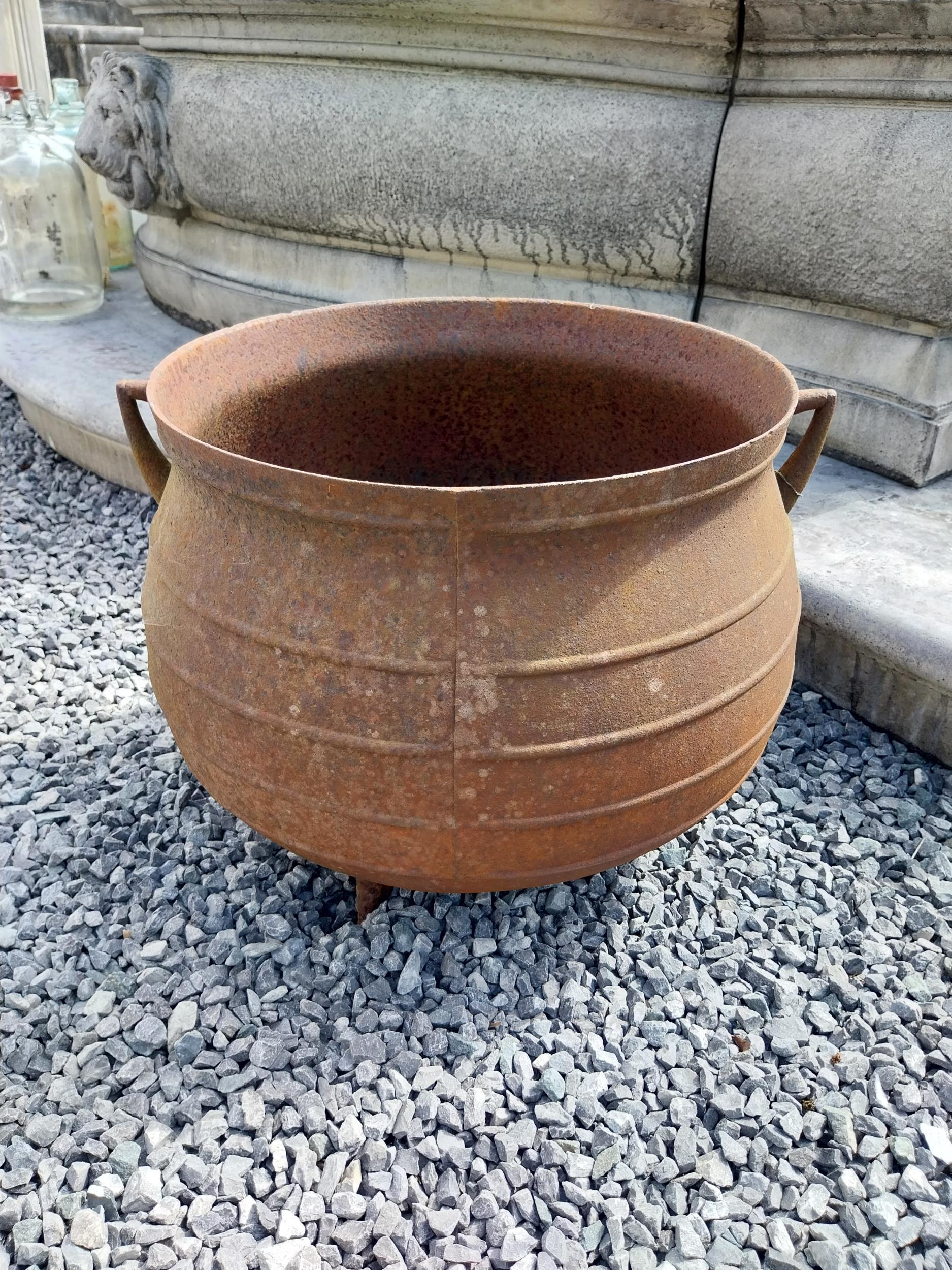 19th C. cast iron skillet pot {38 cm H x 50 cm W x 43 cm D}. - Bild 2 aus 5