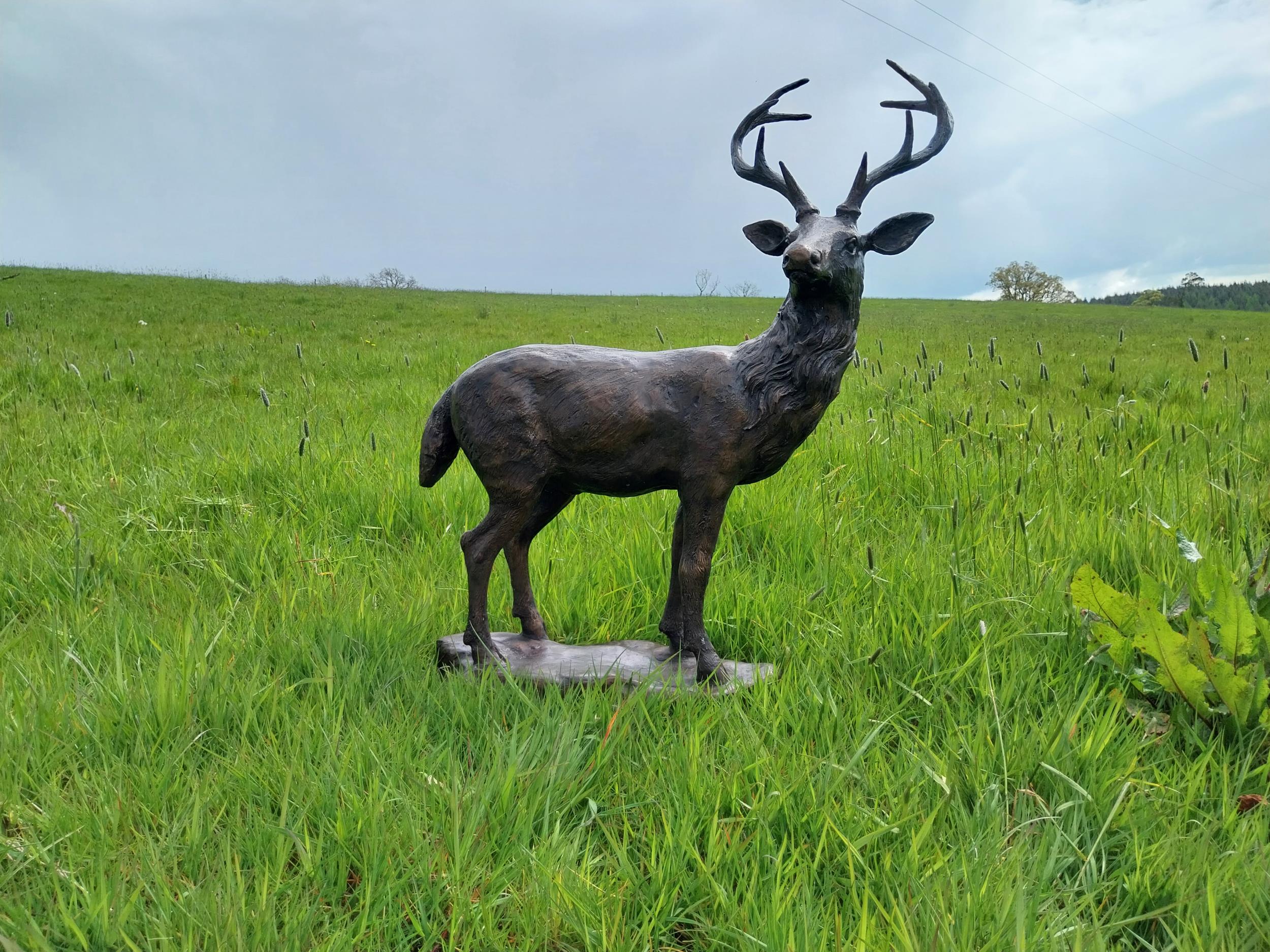 Exceptional quality statue of Stag on craggy rock {92 cm H x 78 cm W x 37 cm D}. - Bild 2 aus 9