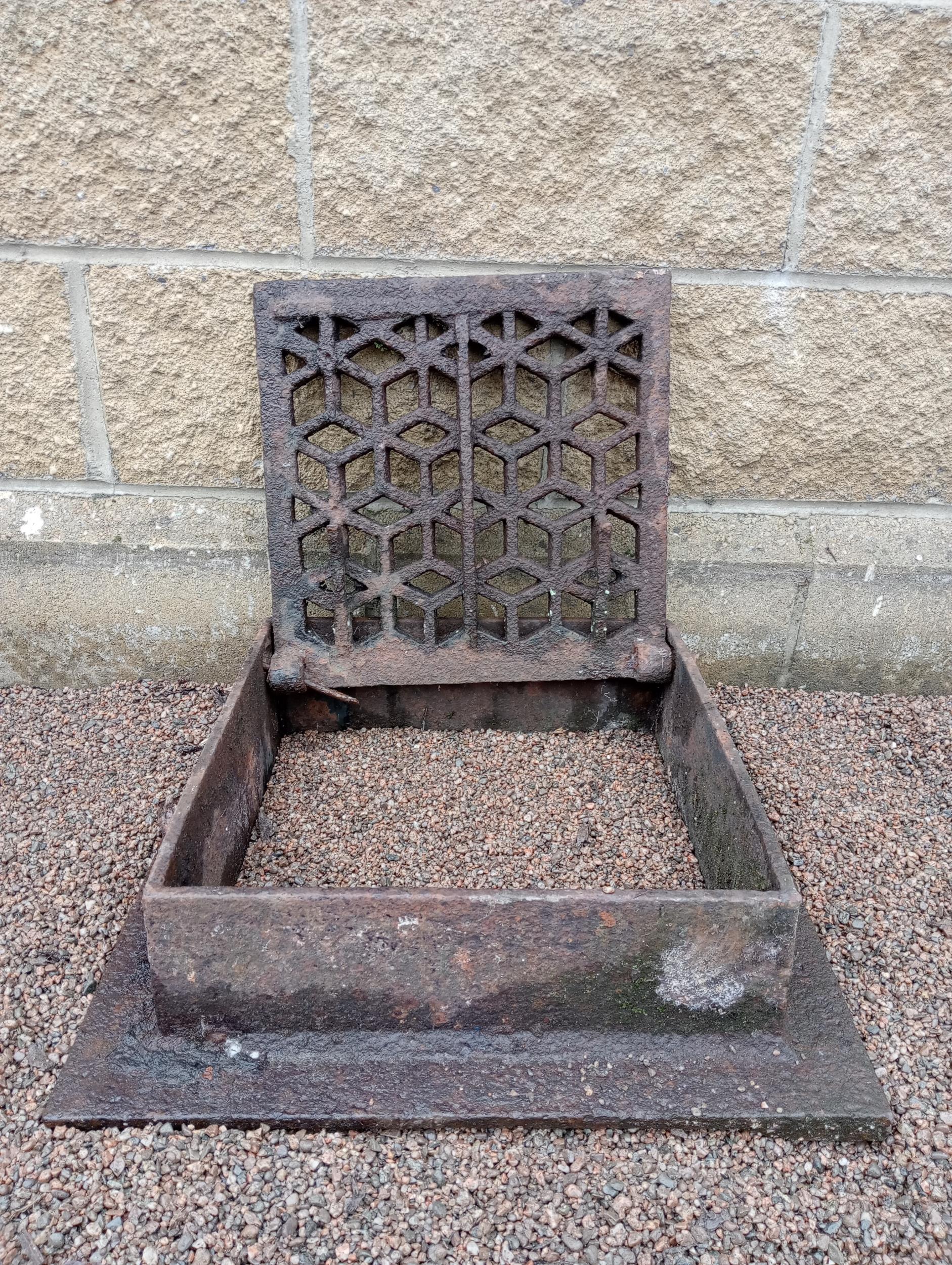 Cast iron manhole {H 15cm x W 41cm x D 41cm }. (NOT AVAILABLE TO VIEW IN PERSON) - Bild 3 aus 3