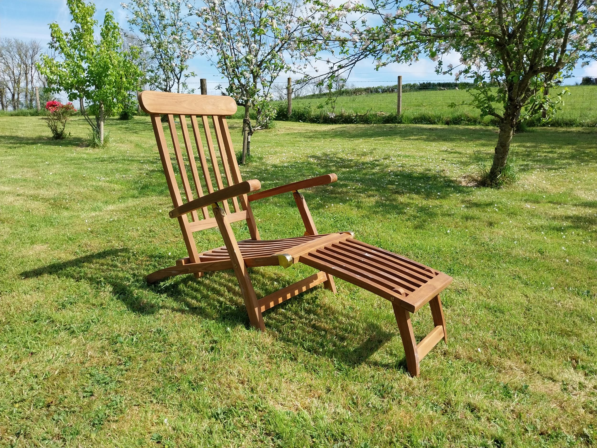 Good quality teak and brass deck chair {93 cm H x 61 cm W x 150 cm L}. - Image 6 of 8