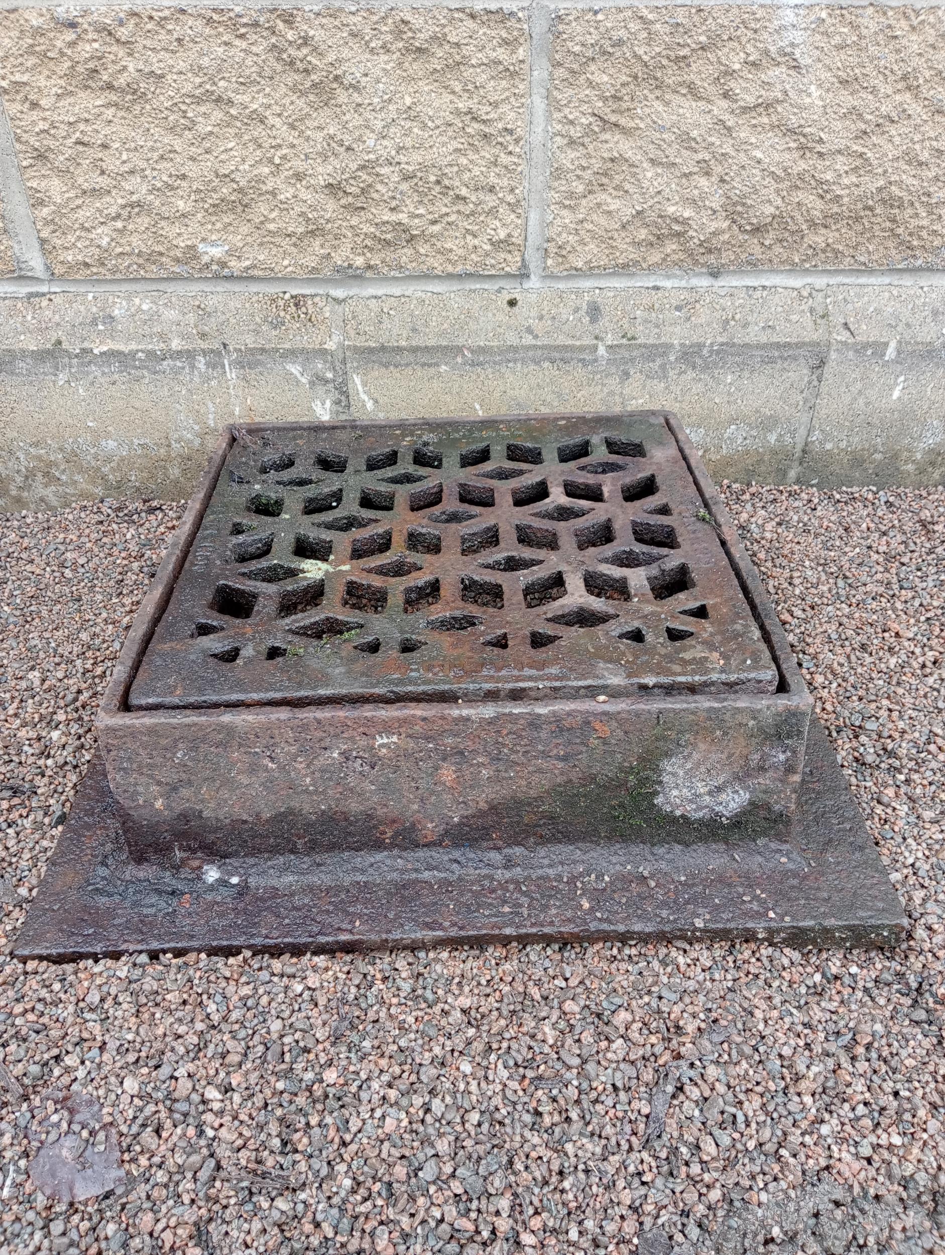 Cast iron manhole {H 15cm x W 41cm x D 41cm }. (NOT AVAILABLE TO VIEW IN PERSON) - Bild 2 aus 3