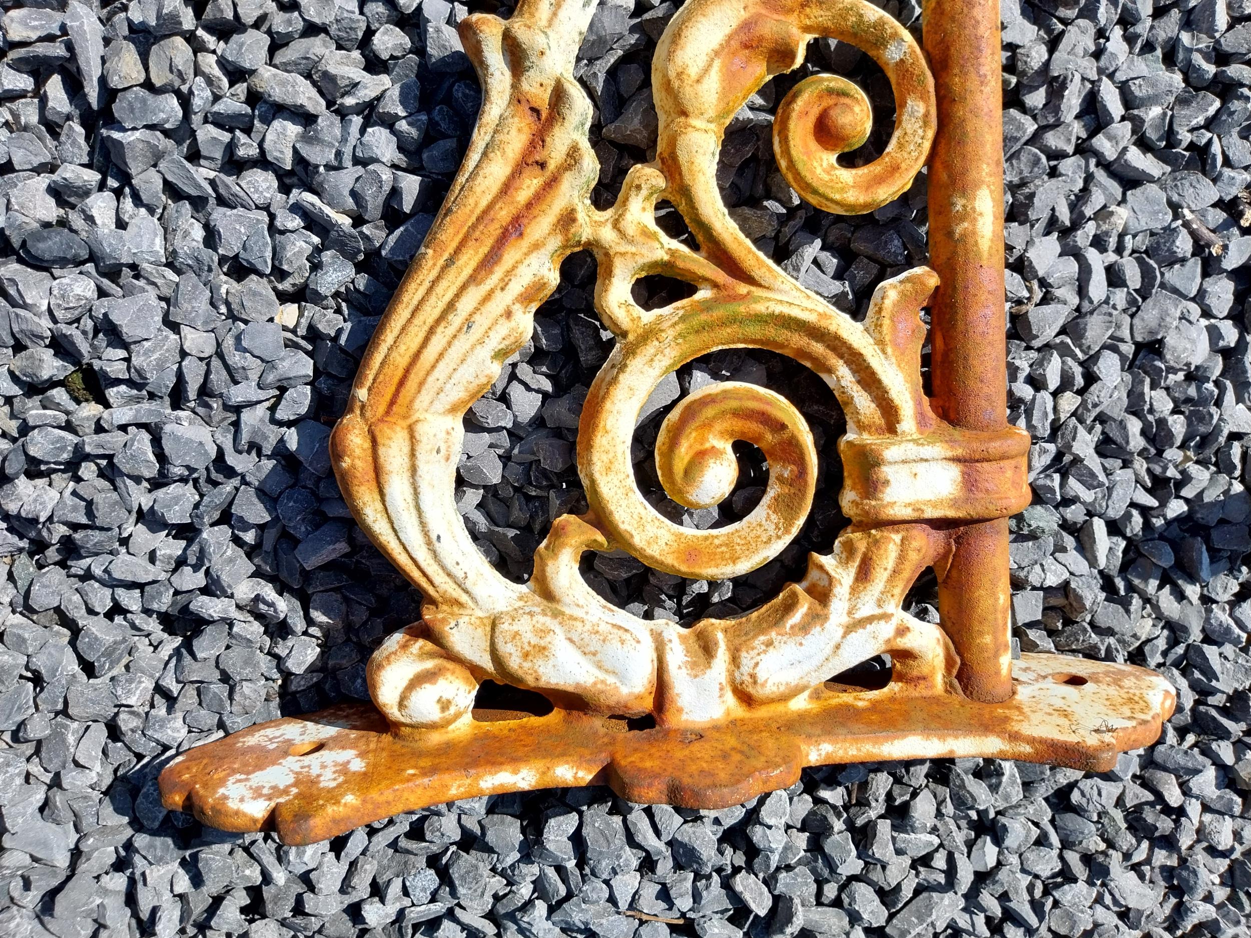 Pair of good quality decorative cast iron wall brackets {39 cm H x 72 cm W x 11 cm D}. - Image 3 of 5