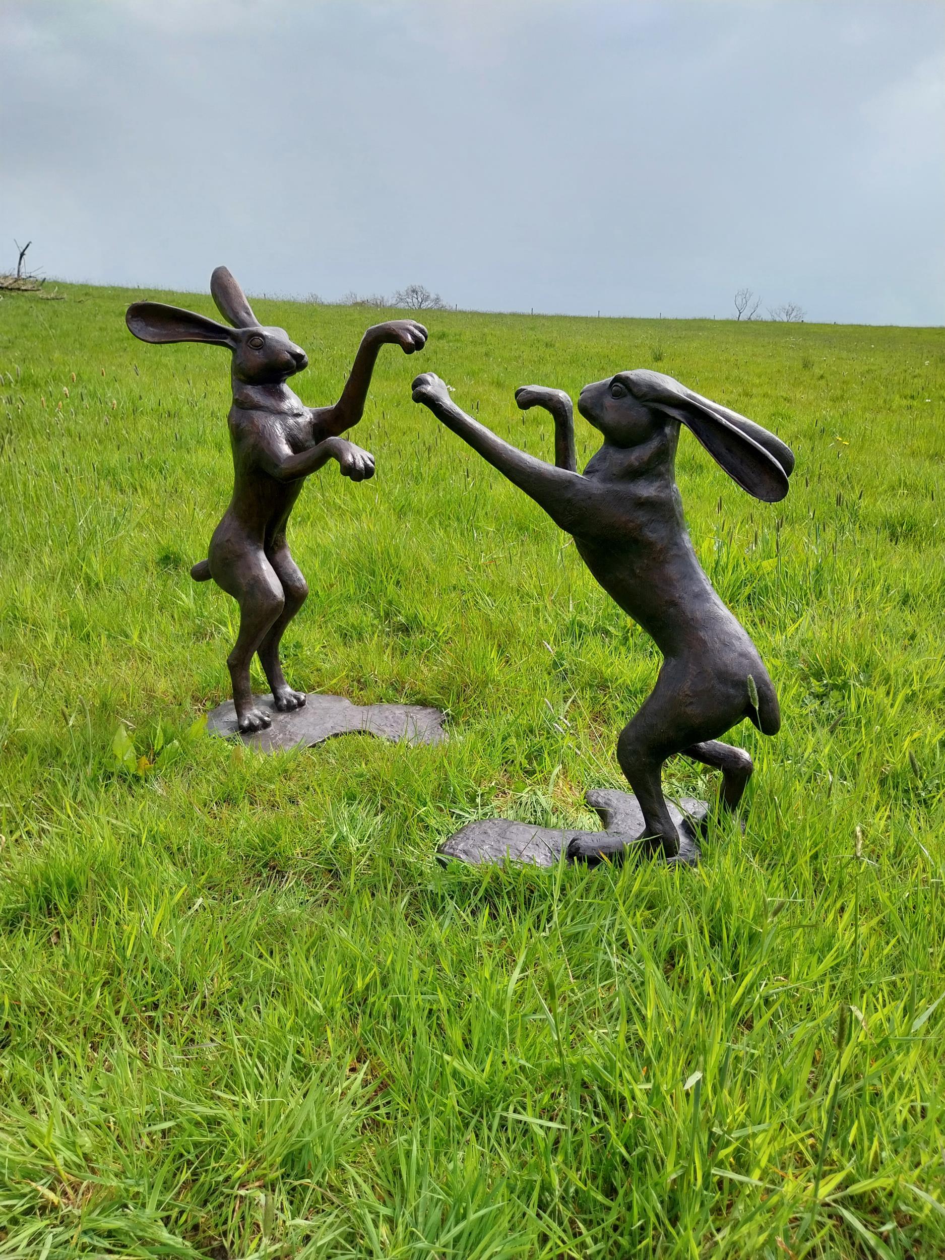 Exceptional quality bronze statues of Boxing Hares - Image 3 of 8