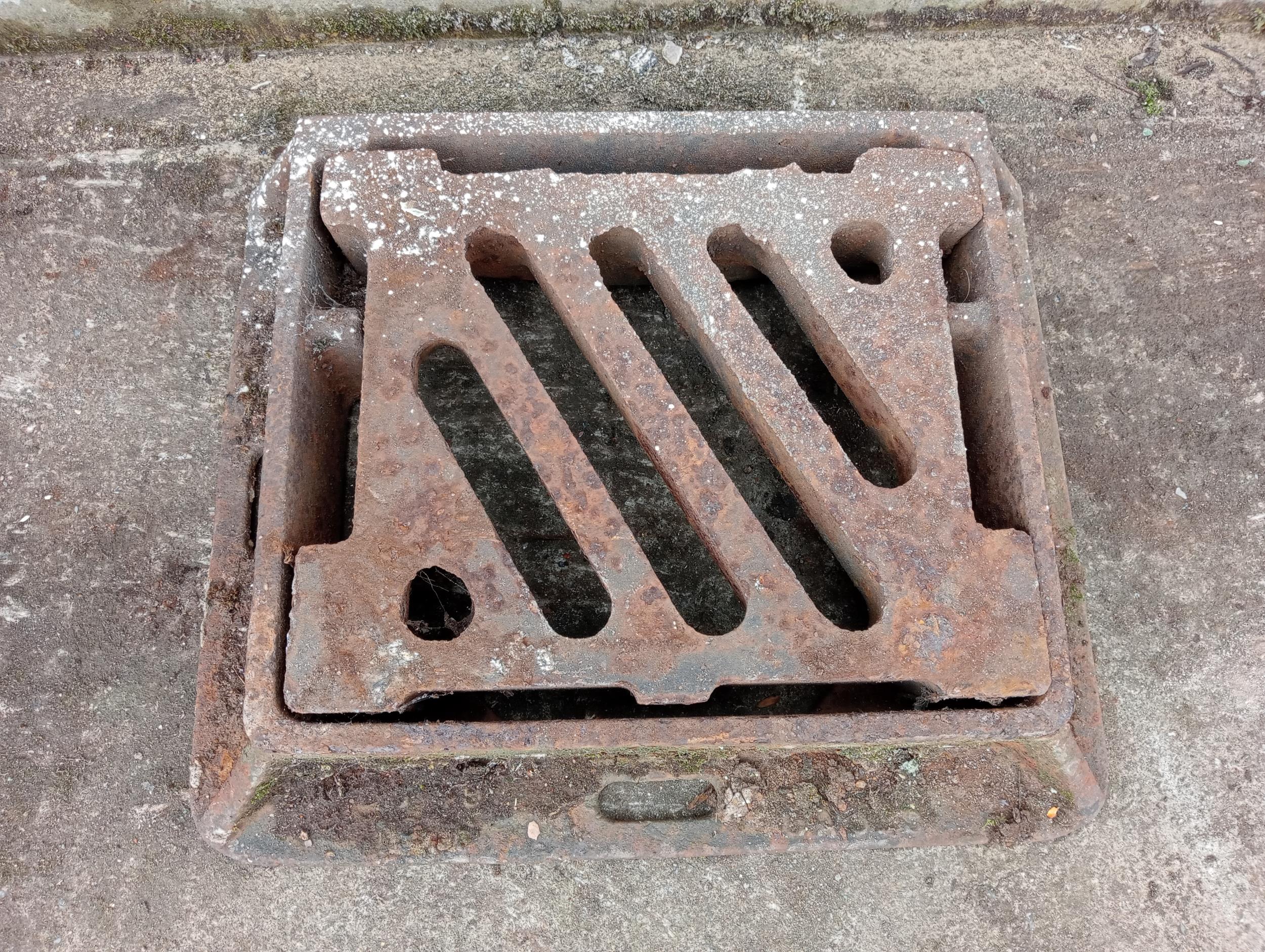 Three cast iron manholes {H 10cm x W 54cm x D 44cm }. (NOT AVAILABLE TO VIEW IN PERSON) - Bild 2 aus 4