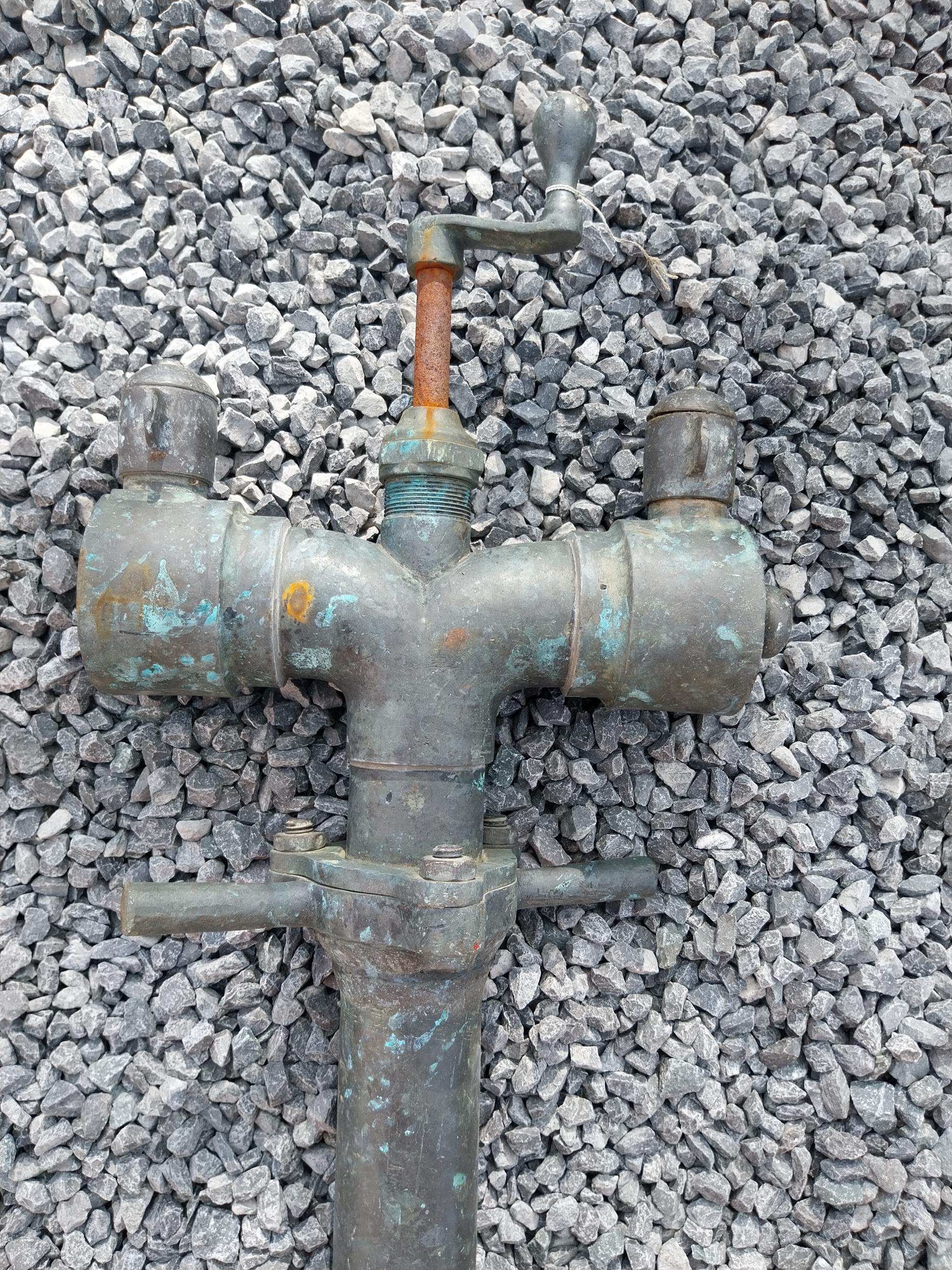Cast iron sink pump and brass water pump {44 cm H x 32 cm W x 17 cm D and 107 cm H x 30 cm W x 10 cm - Image 11 of 11