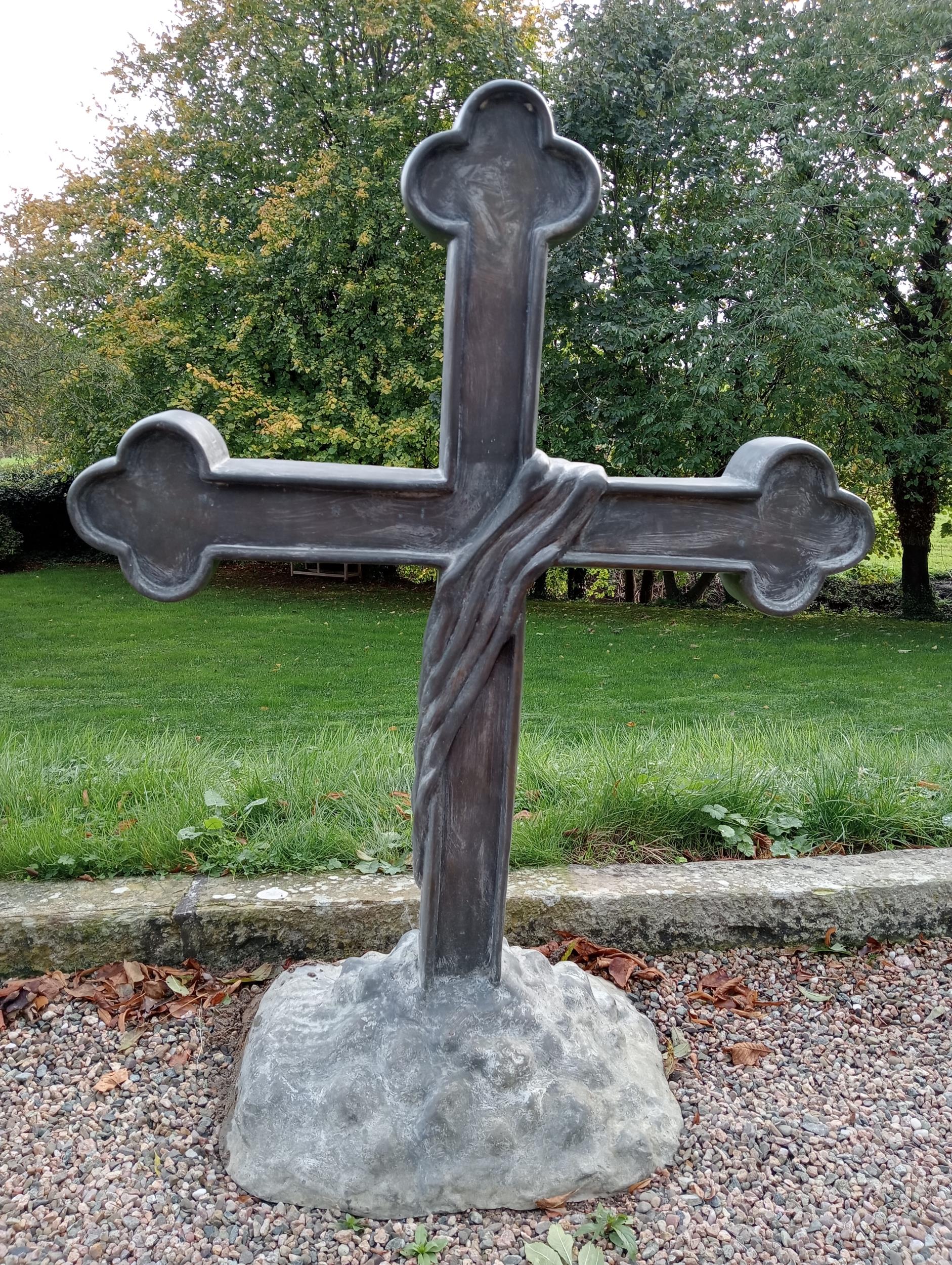 Bronze cross mounted on stone base {H 125cm x W 90cm x D 40cm }. (NOT AVAILABLE TO VIEW IN PERSON) - Bild 3 aus 3