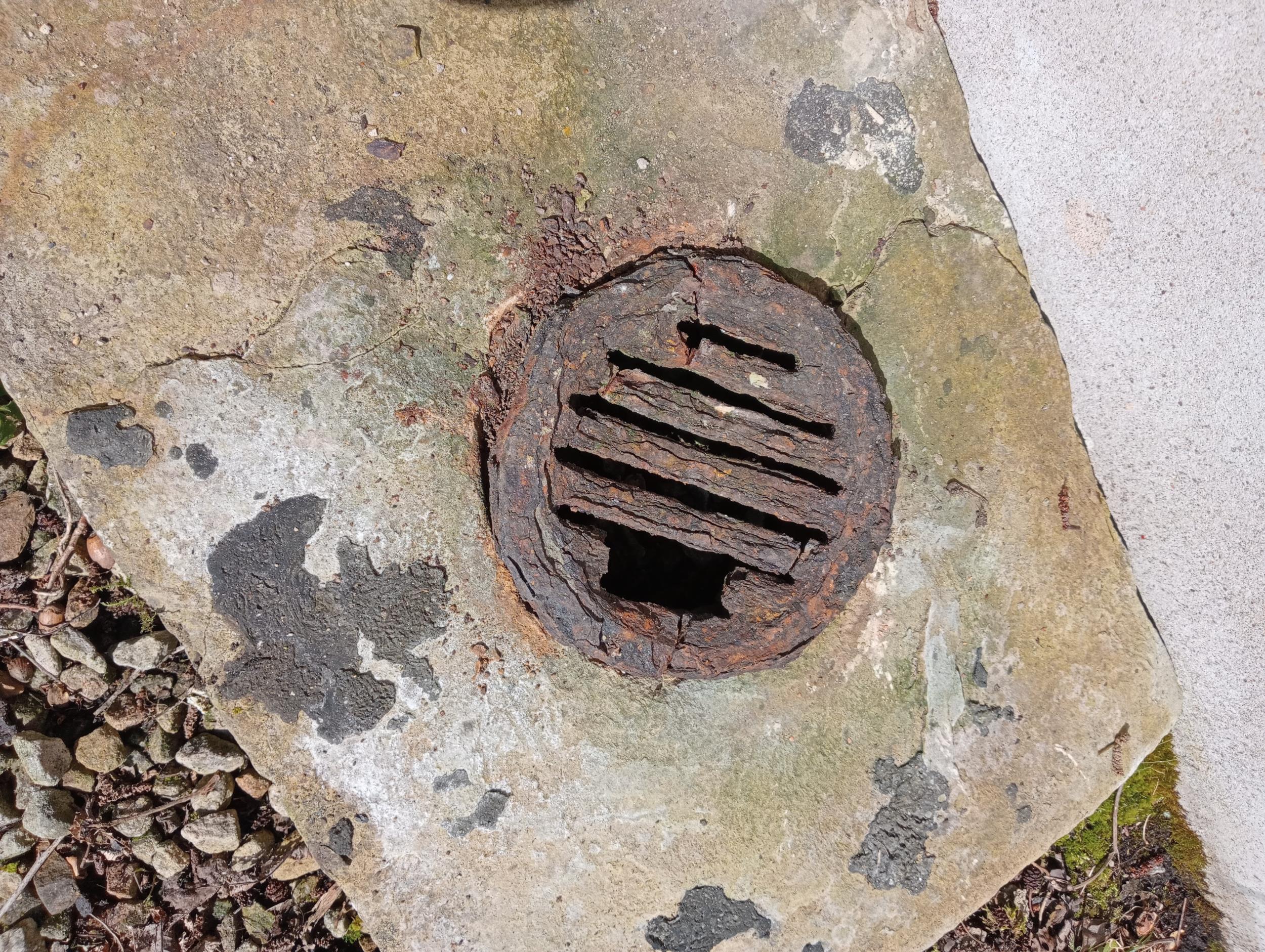 19th C. sandstone gully with original cast iron grate cover {H 8cm x W 60cm x D 46cm }. (NOT - Image 2 of 2