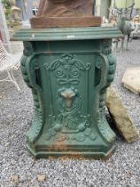 Good quality decorative cast iron pedestal in the Victorian style {100 cm H x 80 cm W x 80 cm D}.