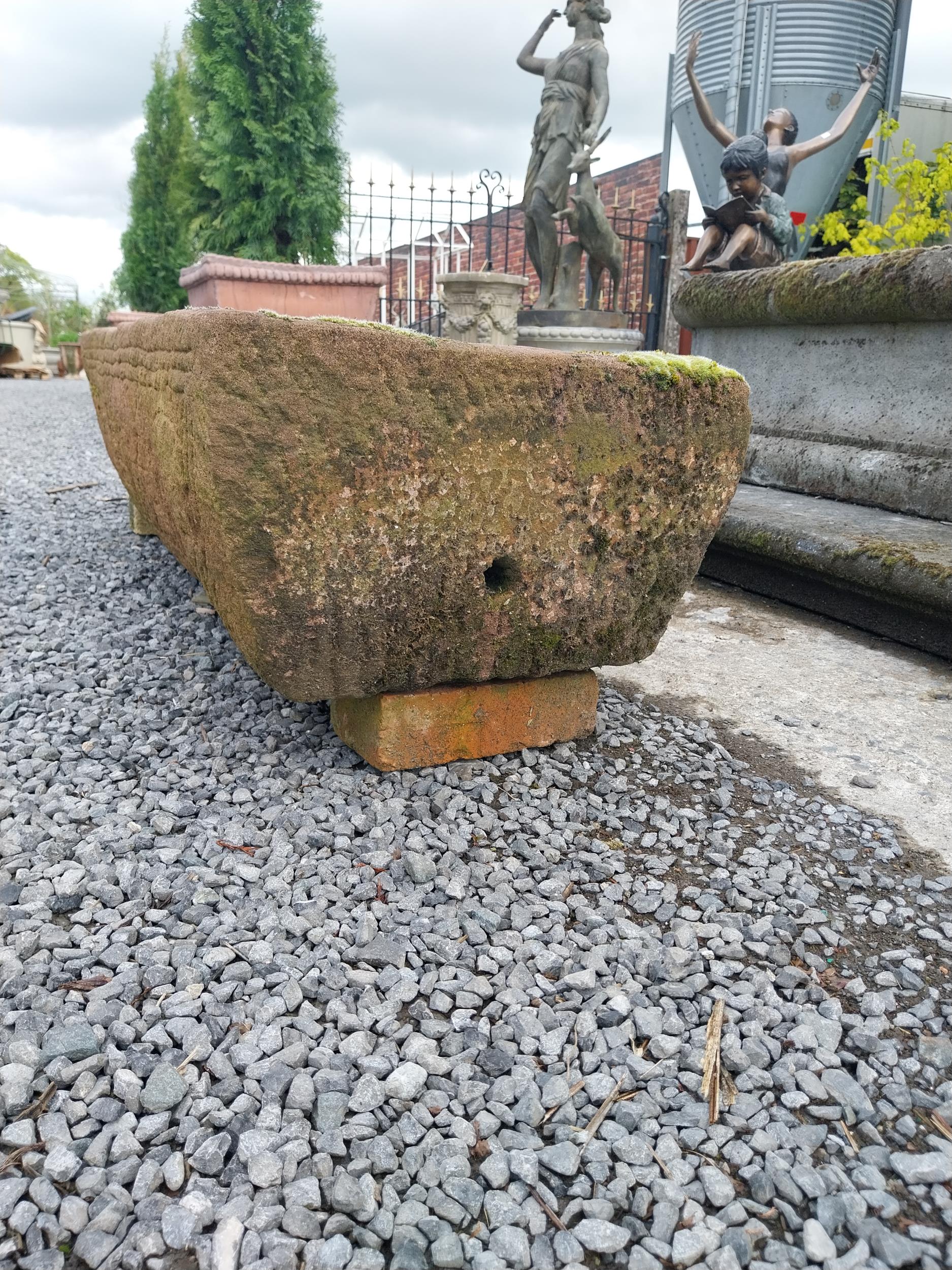 Good quality carved red sandstone trough {30 cm H x 140 cm W x 45 cm D}. - Bild 5 aus 7