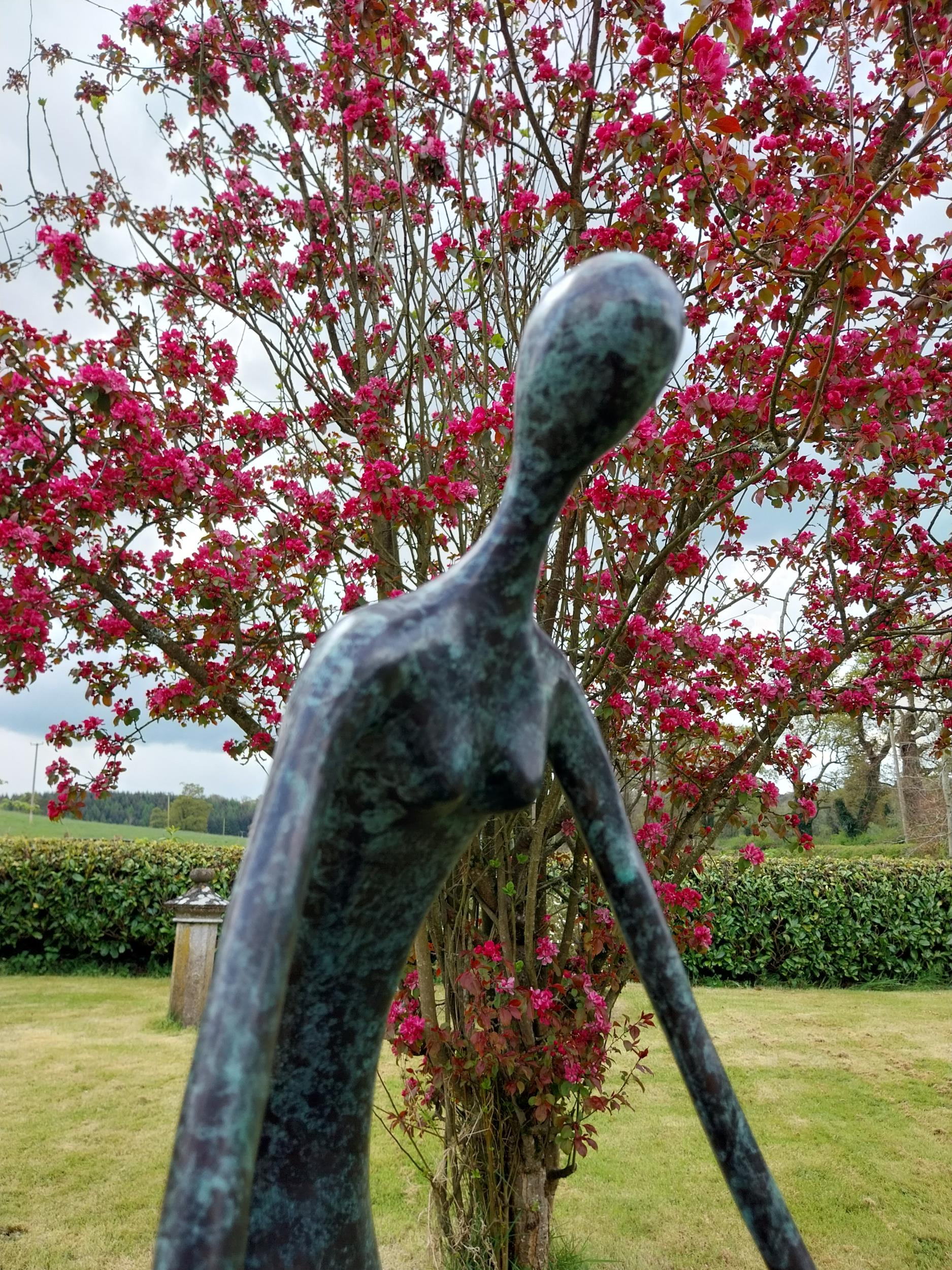 Exceptional quality contemporary bronze sculpture 'The Crouching Lady' raised on slate plinth { - Image 7 of 10