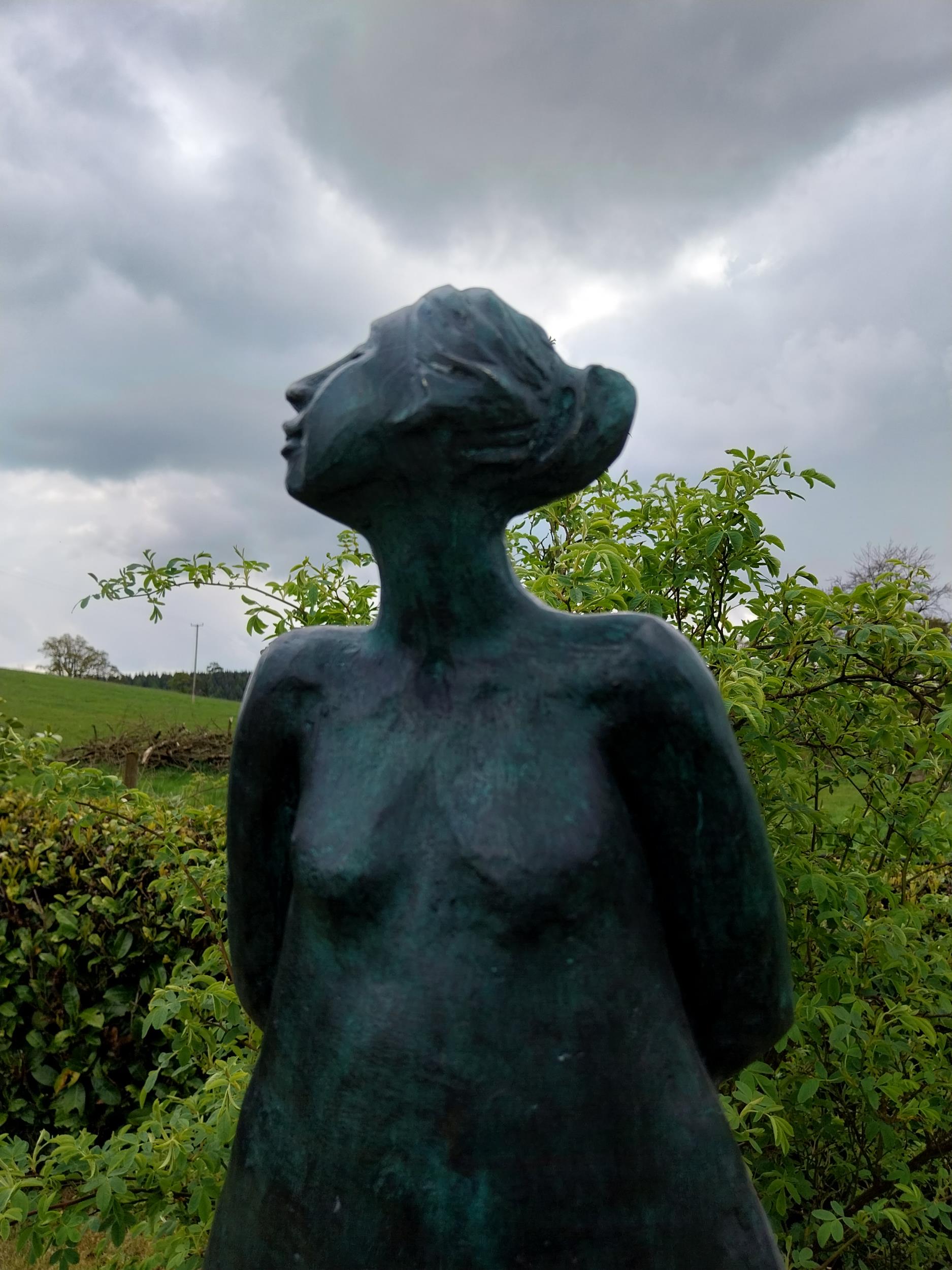Exceptional quality contemporary bronze sculpture of a Lady with her head turned and arms folded - Image 5 of 12