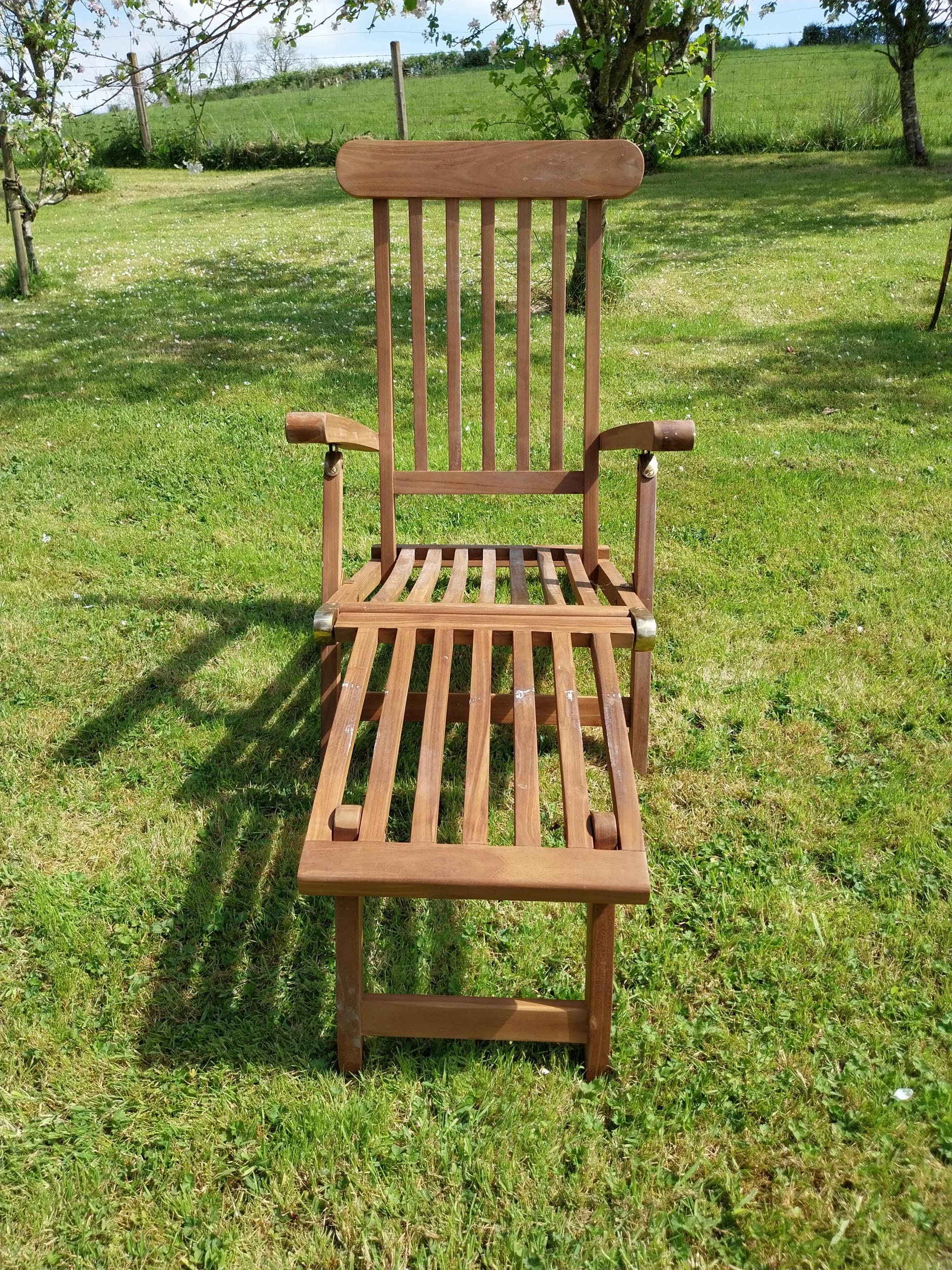 Good quality teak and brass deck chair {93 cm H x 61 cm W x 150 cm L}. - Image 2 of 8