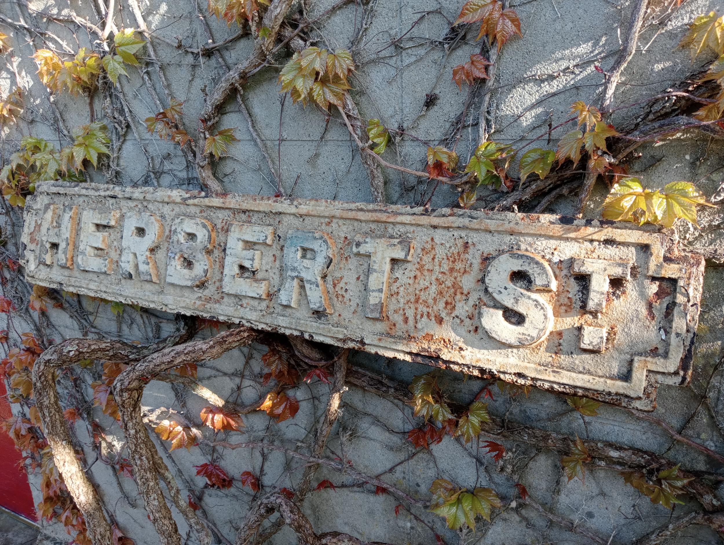 Cast iron Street sign Herbert St {H 18cm x W 101cm}. (NOT AVAILABLE TO VIEW IN PERSON) - Bild 3 aus 3