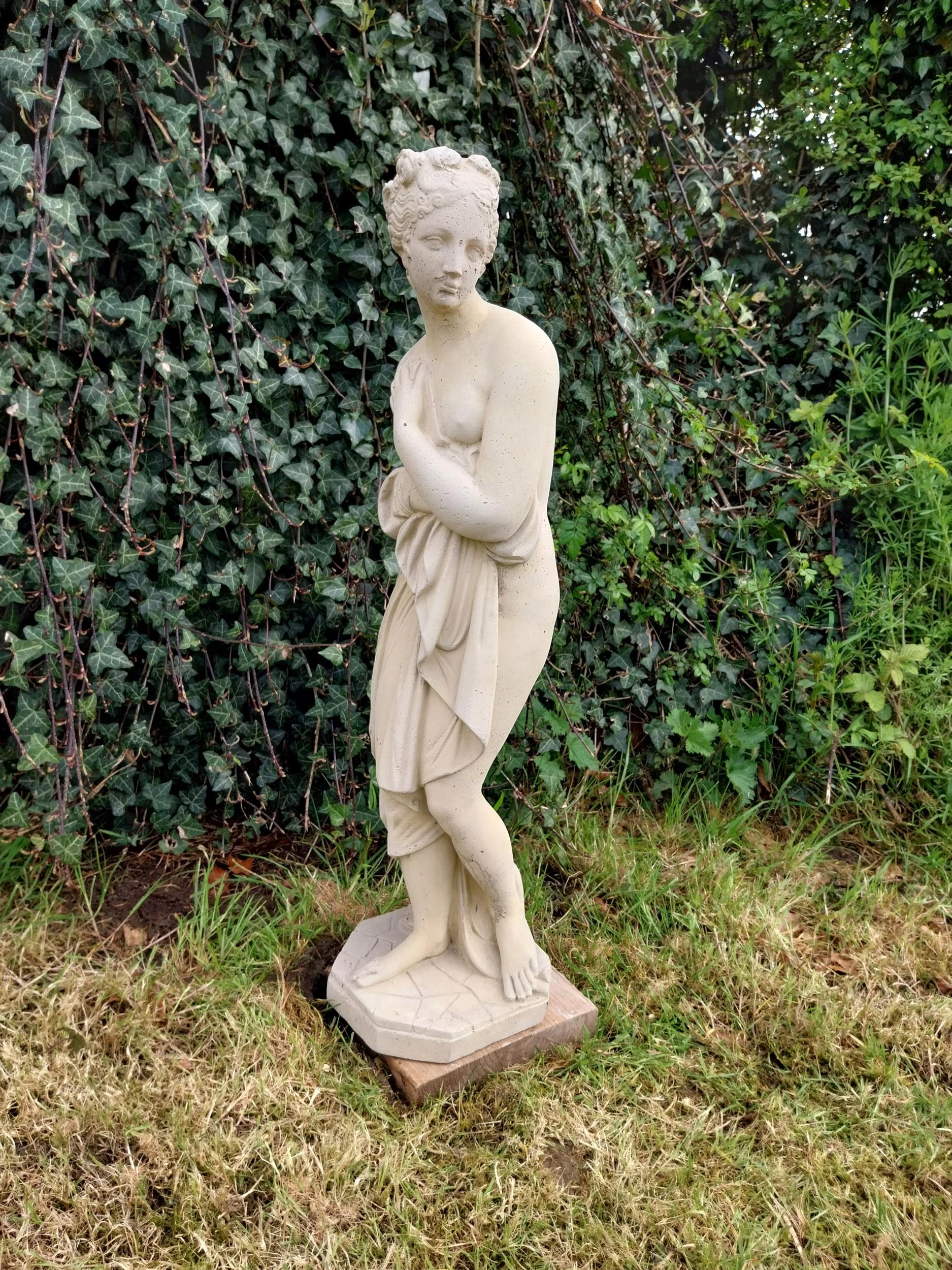 Good quality moulded stone statue of Venus {71 cm H x 21 cm W 22 cm D}. - Bild 4 aus 9