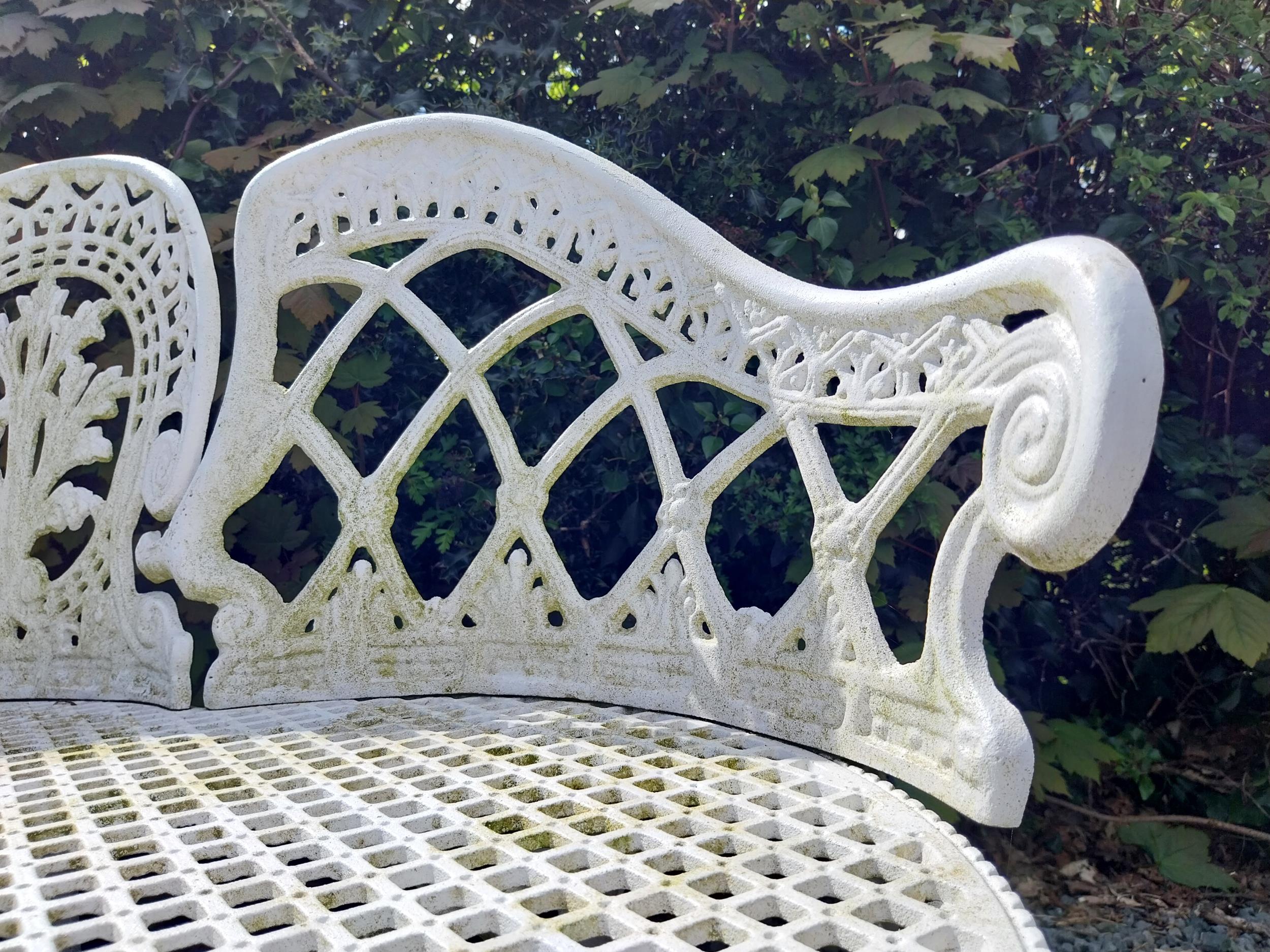 Cast aluminium three seater garden bench in the Coalbrookdale style {82 cm H x 133 cm W x 44 cm - Image 6 of 8