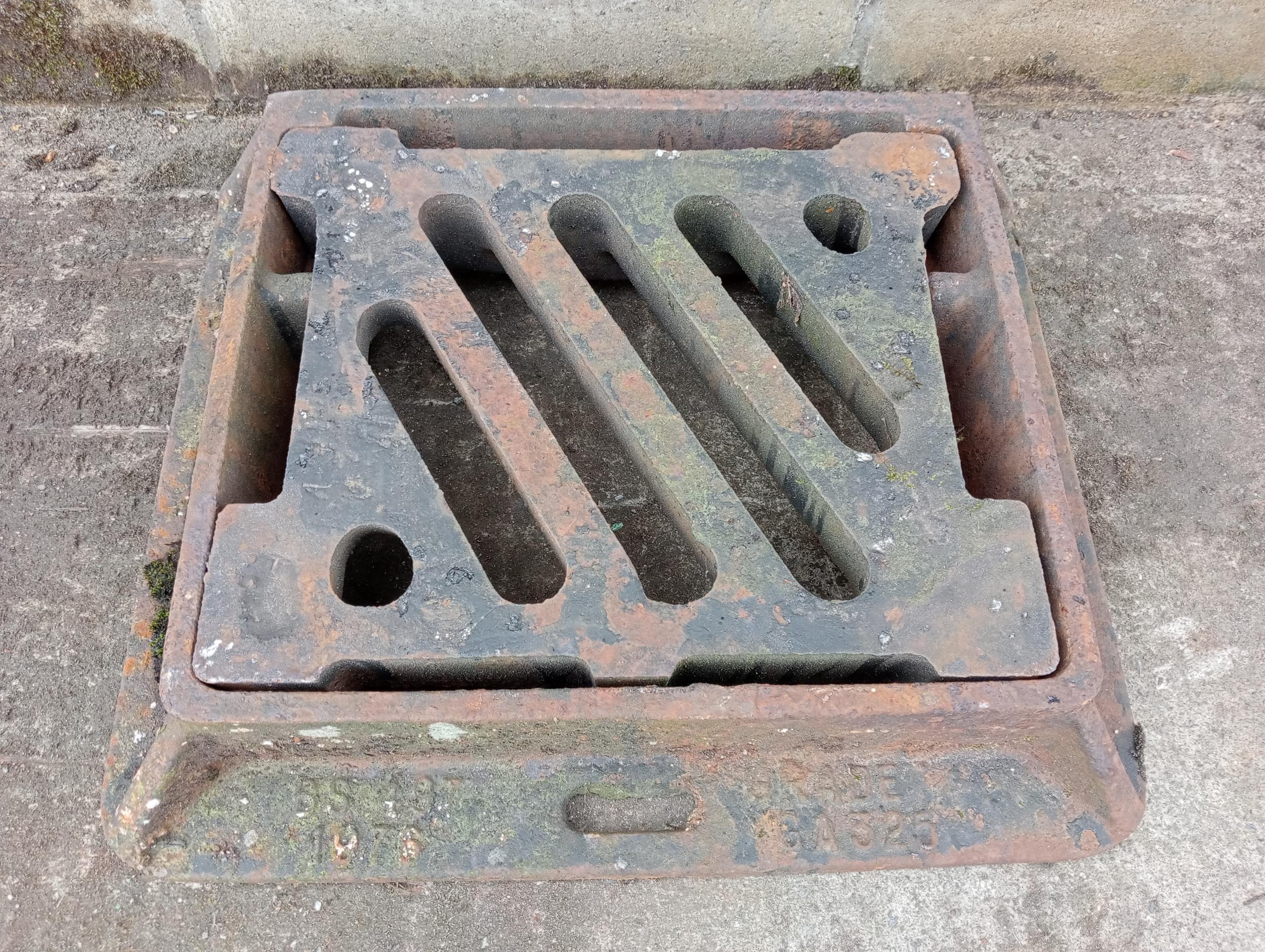 Three cast iron manholes {H 10cm x W 54cm x D 44cm }. (NOT AVAILABLE TO VIEW IN PERSON) - Bild 3 aus 4