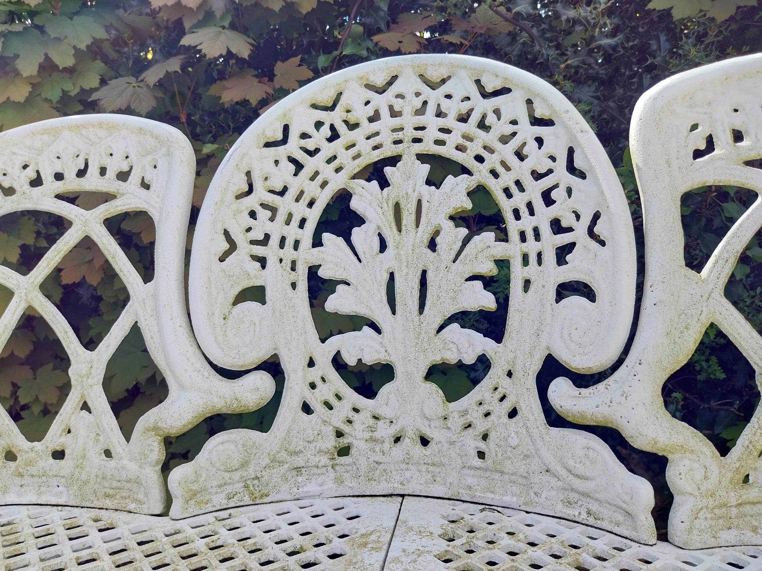 Cast aluminium three seater garden bench in the Coalbrookdale style {82 cm H x 133 cm W x 44 cm - Image 5 of 8