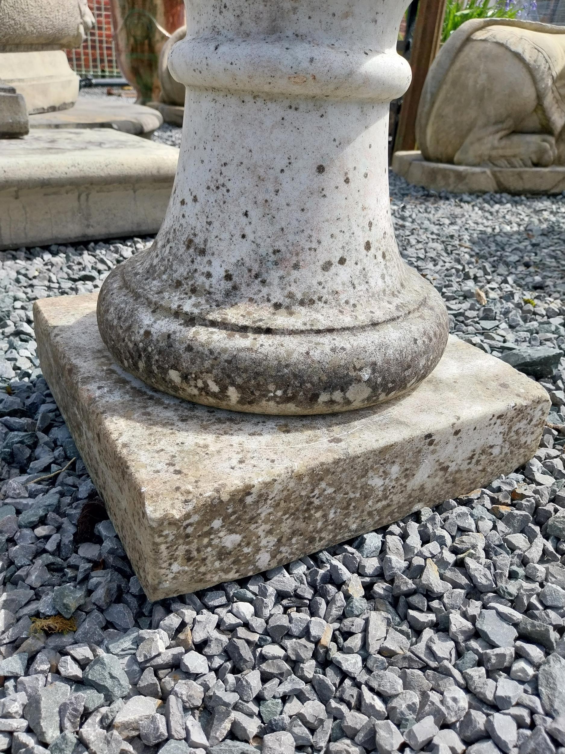 Victorian carved Carrara marble urn on pedestal {86 cm H x 45 cm Dia.}. - Bild 4 aus 6