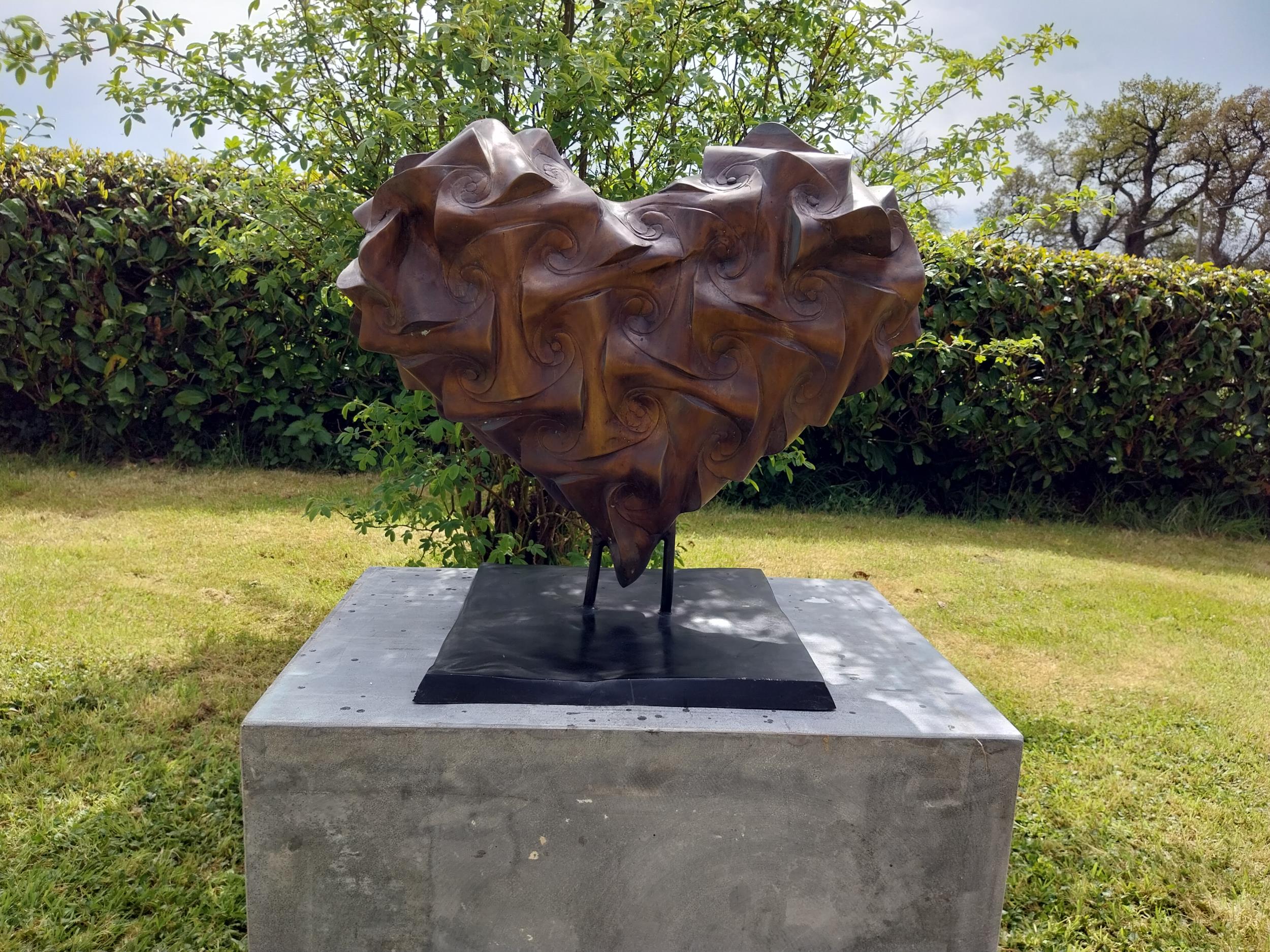 Exceptional quality contemporary bronze sculpture of a Heart {57 cm H x 64 cm W x 40 cm D}. - Image 2 of 5