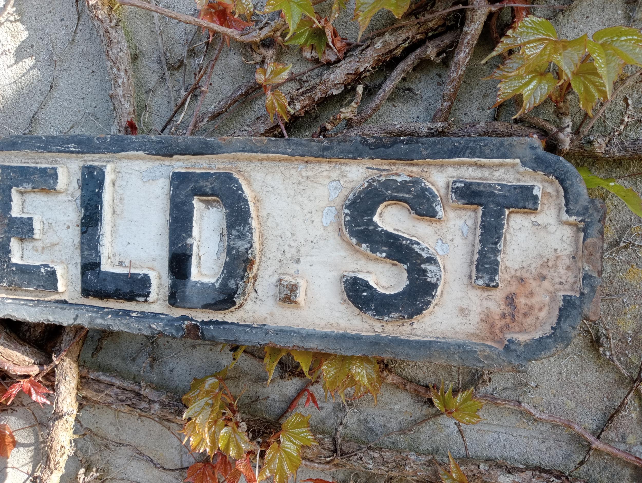 Cast iron Street sign Beaconsfield St {H 13cm x W 102cm }. (NOT AVAILABLE TO VIEW IN PERSON) - Bild 2 aus 3