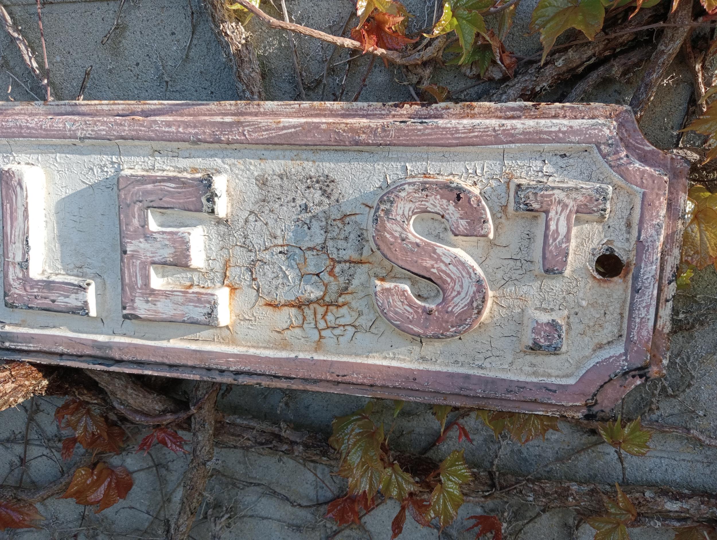 Cast iron Street sign Castle St {H 17cm x W 82cm }. (NOT AVAILABLE TO VIEW IN PERSON) - Bild 2 aus 3