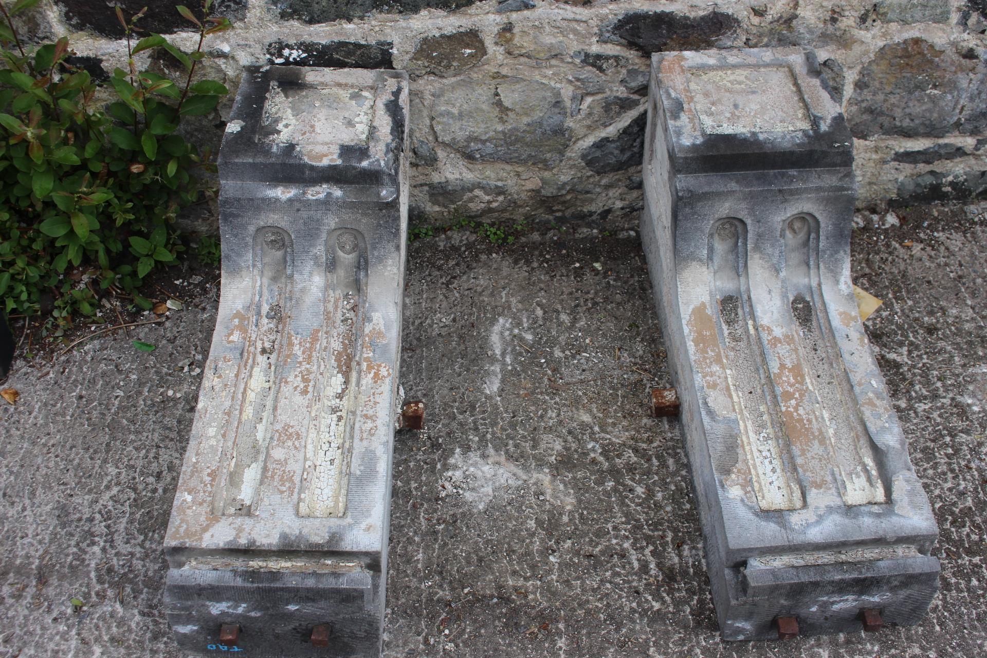 Pair of 19th C reeded stone balcony corbels {H 86cm x W 27cm x D 38cm }. (NOT AVAILABLE TO VIEW IN