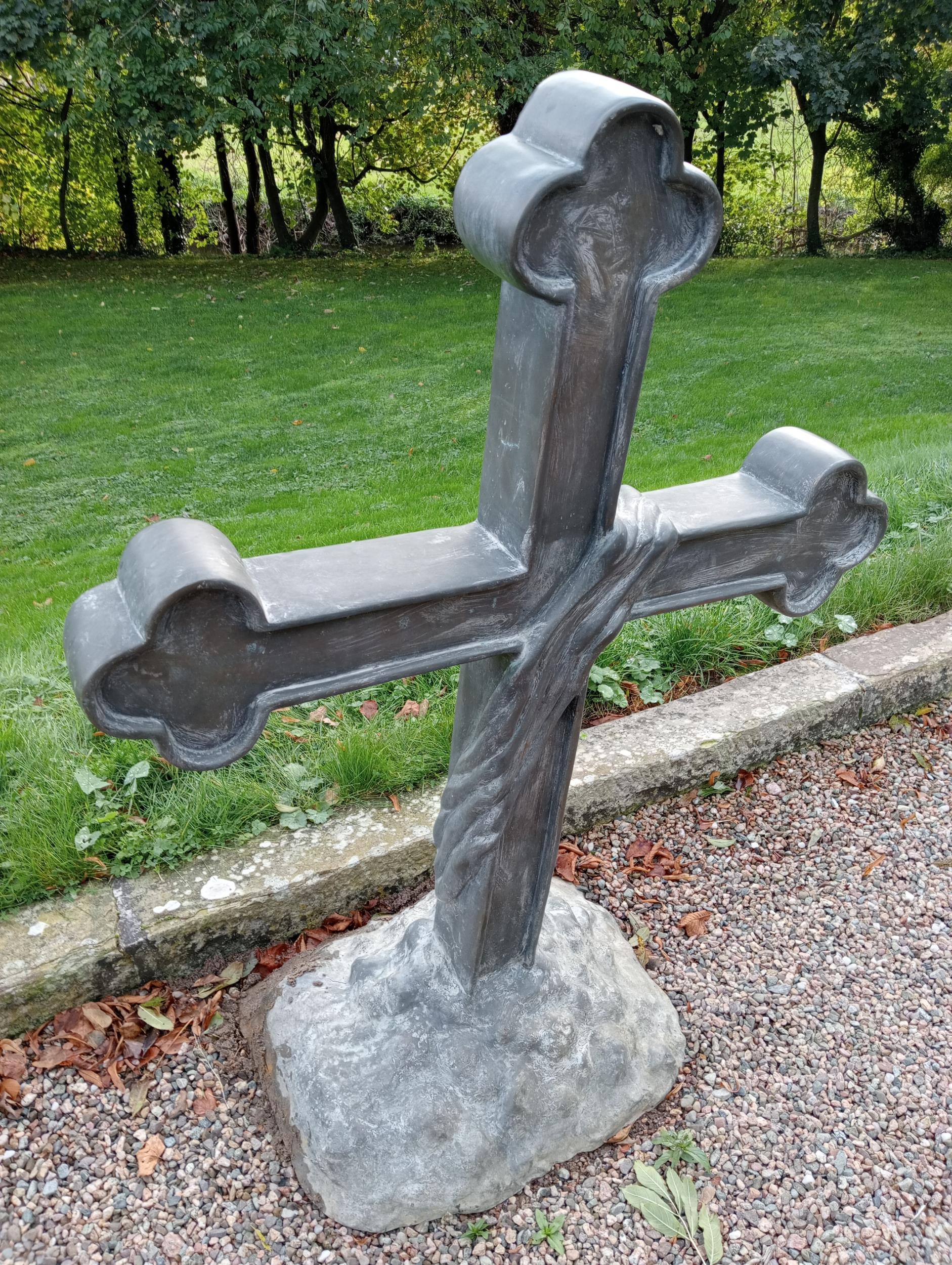 Bronze cross mounted on stone base {H 125cm x W 90cm x D 40cm }. (NOT AVAILABLE TO VIEW IN PERSON) - Bild 2 aus 3