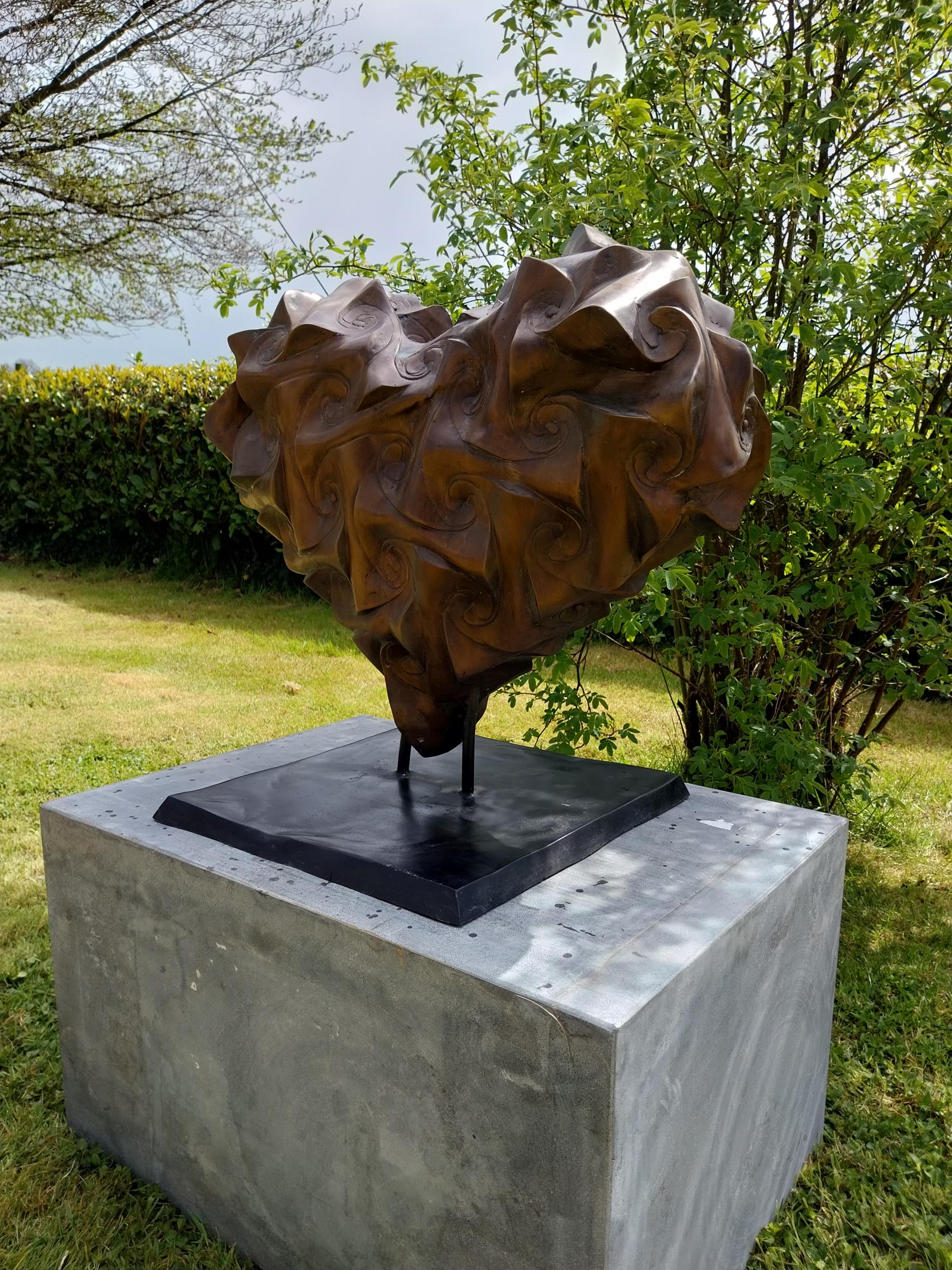 Exceptional quality contemporary bronze sculpture of a Heart {57 cm H x 64 cm W x 40 cm D}. - Image 4 of 5