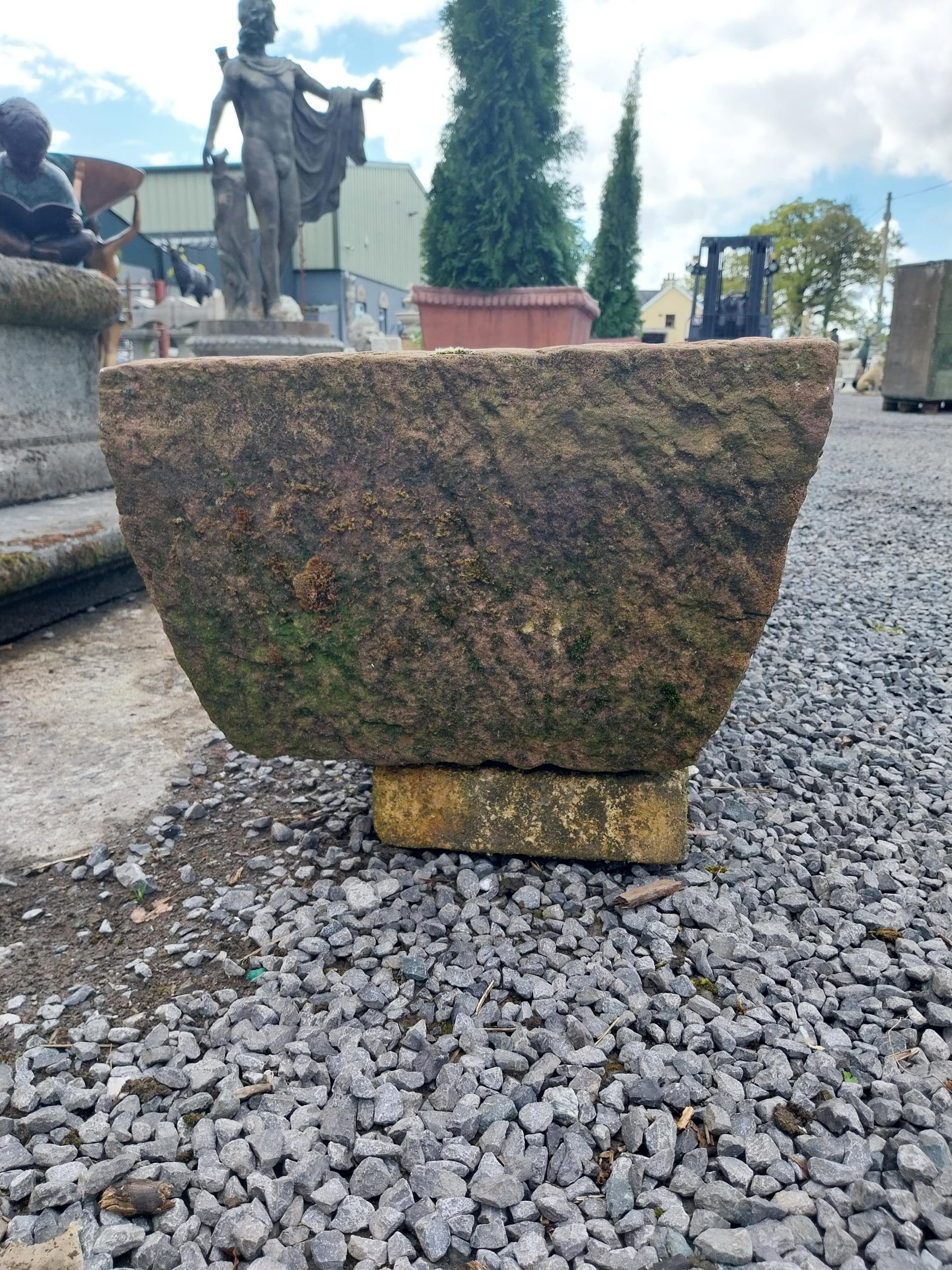 Good quality carved red sandstone trough {30 cm H x 140 cm W x 45 cm D}. - Bild 6 aus 7