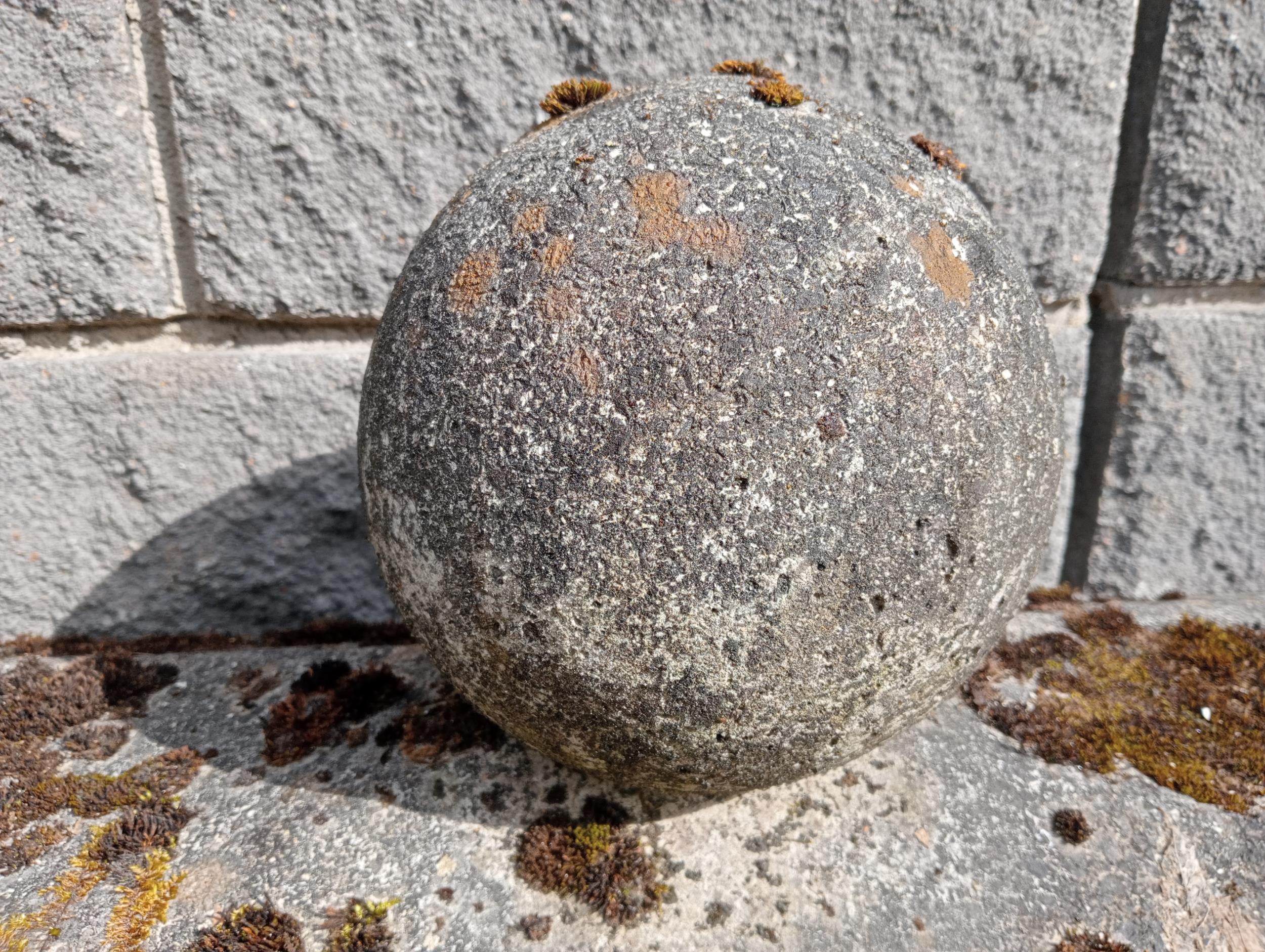 Pair of composition stone wall finials with sphere tops {H 40cm x W 90cm x D 35cm }. (NOT - Bild 3 aus 5