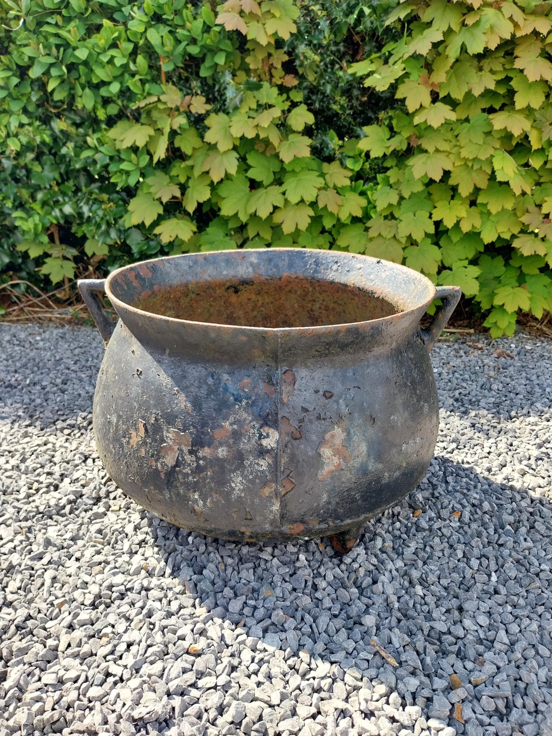 19th C. cast iron skillet pot {39 cm H x 60 cm W x 50 cm D}. - Bild 2 aus 5