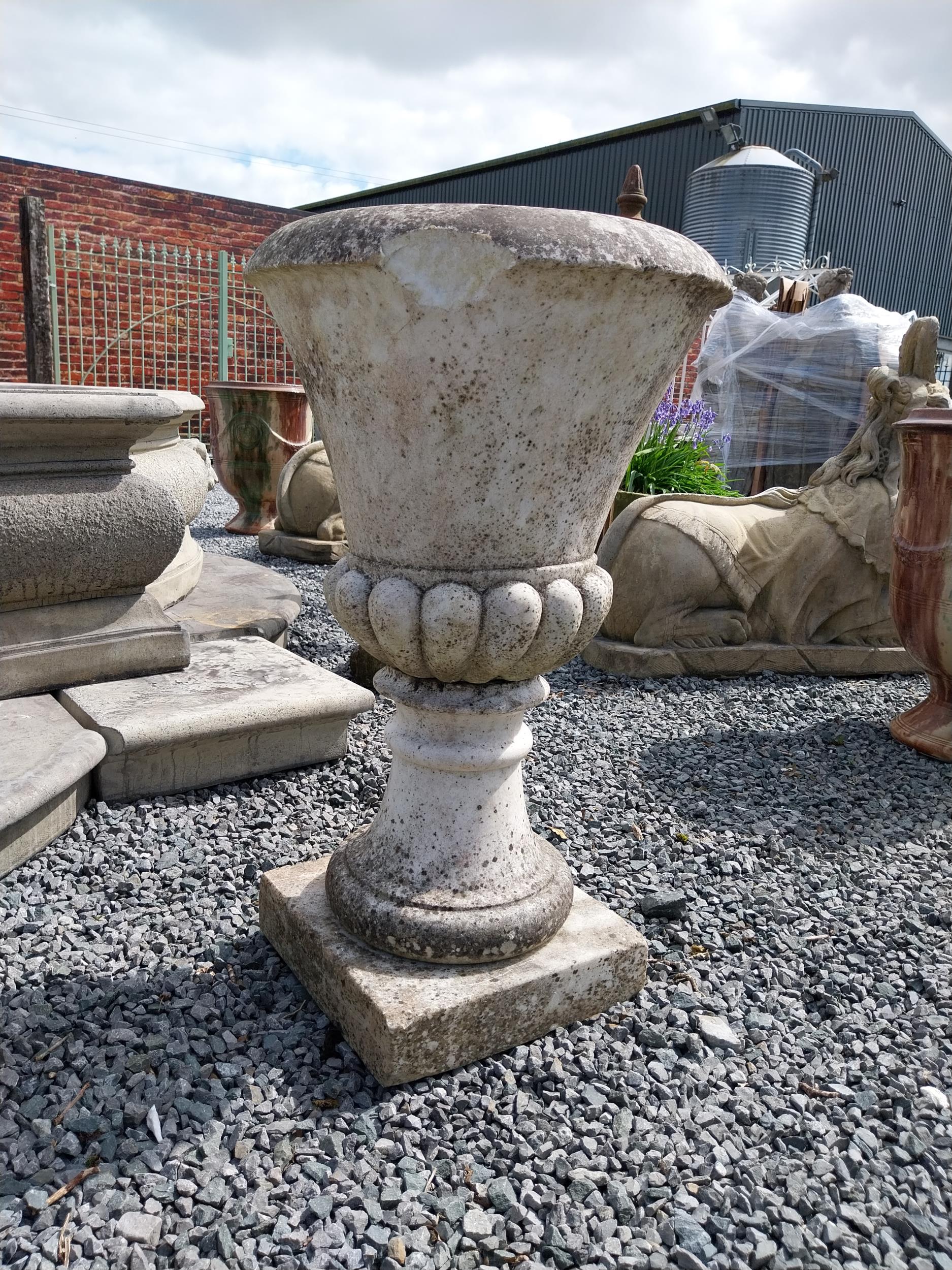 Victorian carved Carrara marble urn on pedestal {86 cm H x 45 cm Dia.}. - Bild 3 aus 6