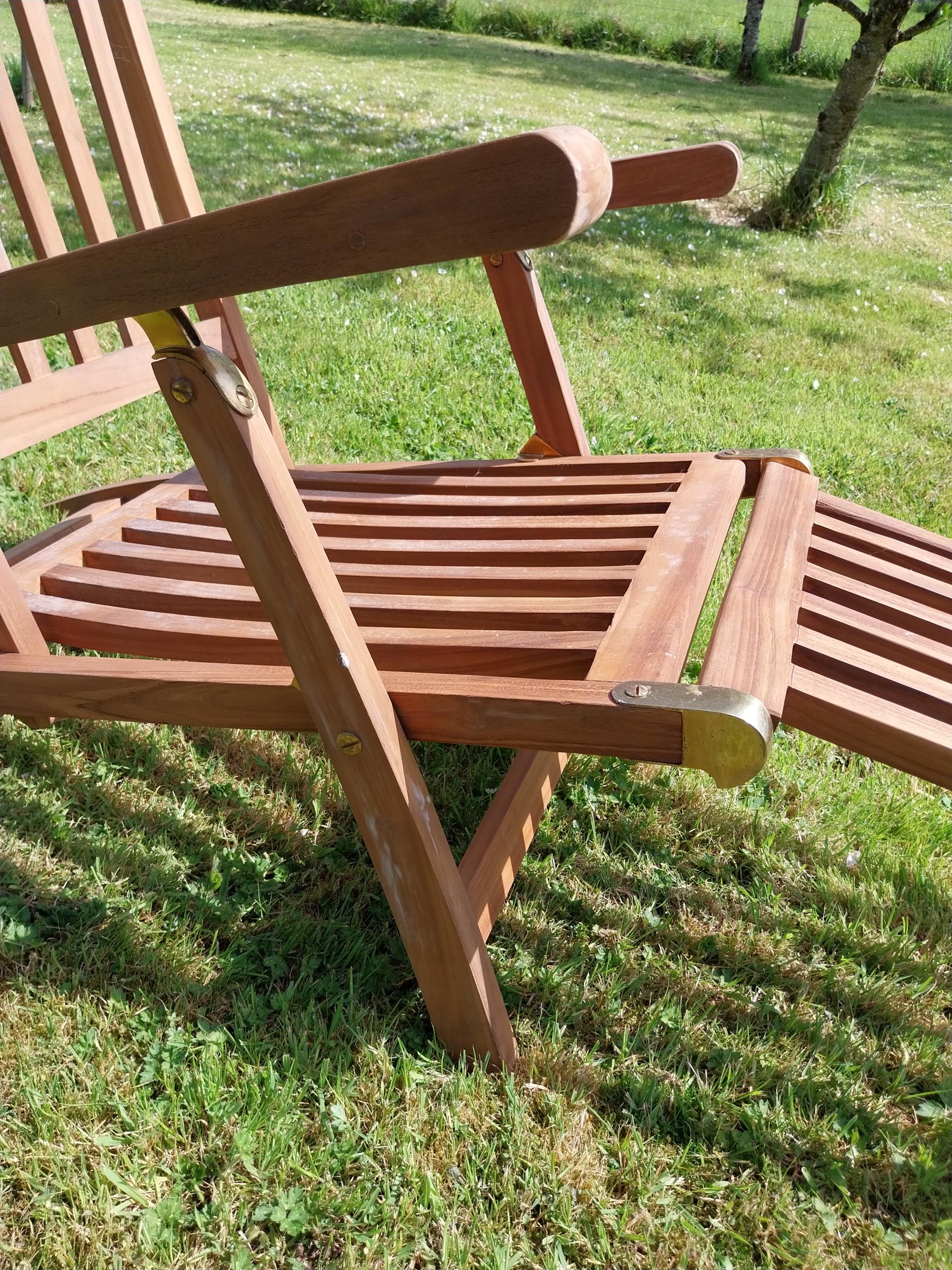 Good quality teak and brass deck chair {93 cm H x 61 cm W x 150 cm L}. - Image 7 of 8
