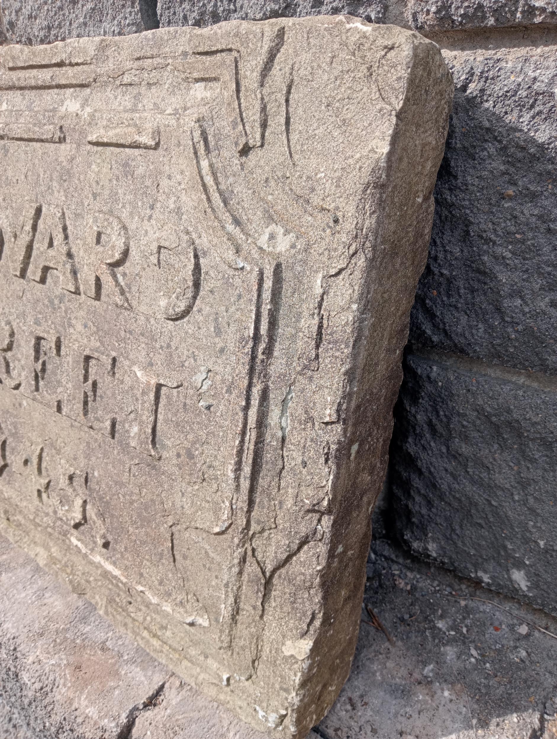 Stone carved Edward street 1845 sign{H 50cm x W 68cm x D 9cm }. (NOT AVAILABLE TO VIEW IN PERSON) - Image 4 of 4