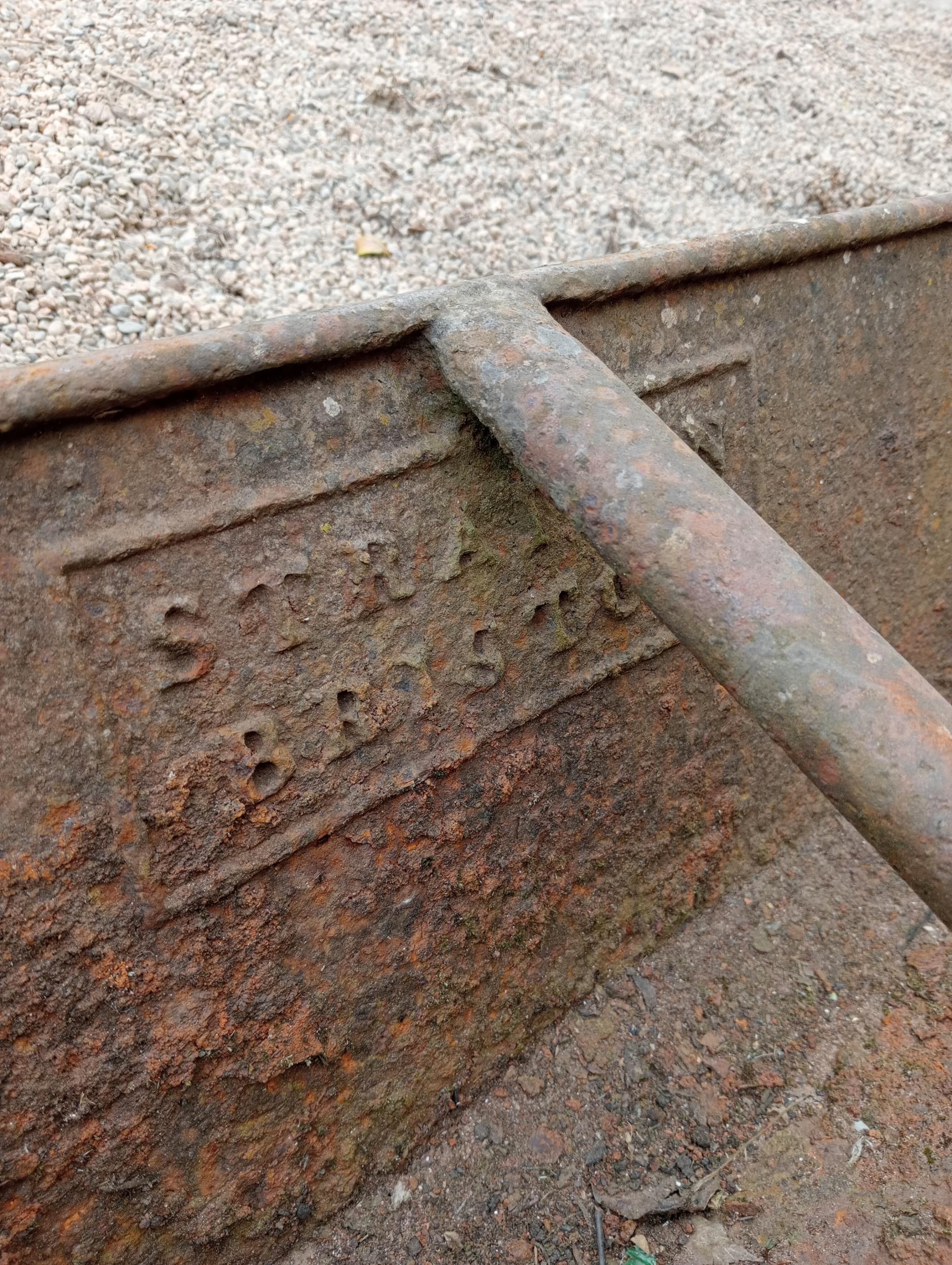 Cast iron feeding trough {H 28cm x W 142cm x D 30cm }. (NOT AVAILABLE TO VIEW IN PERSON) - Image 3 of 3