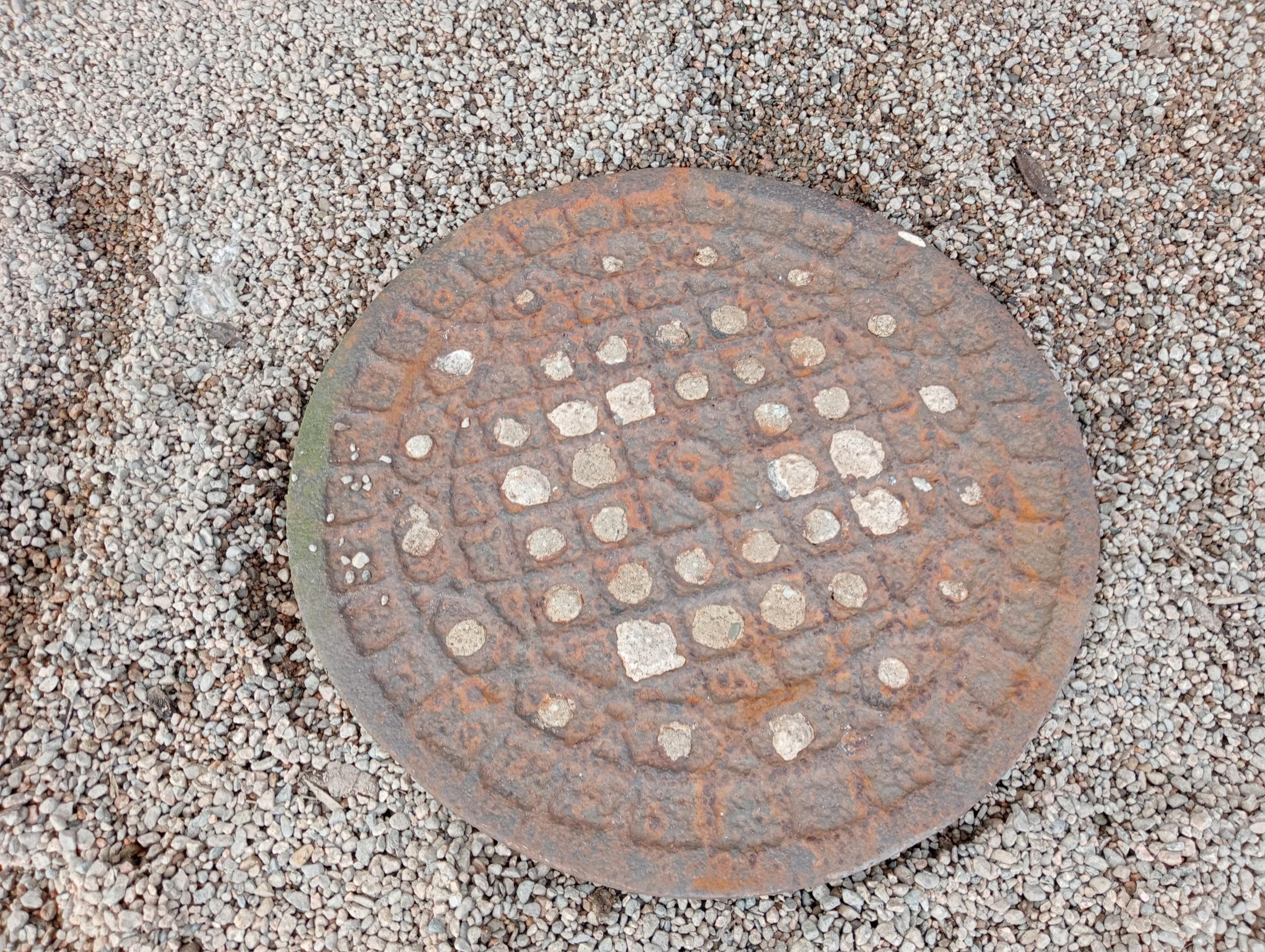 Three cast iron manhole covers {two covers Dia 50cm x One at 30 cm Dia.}. (NOT AVAILABLE TO VIEW - Bild 4 aus 4