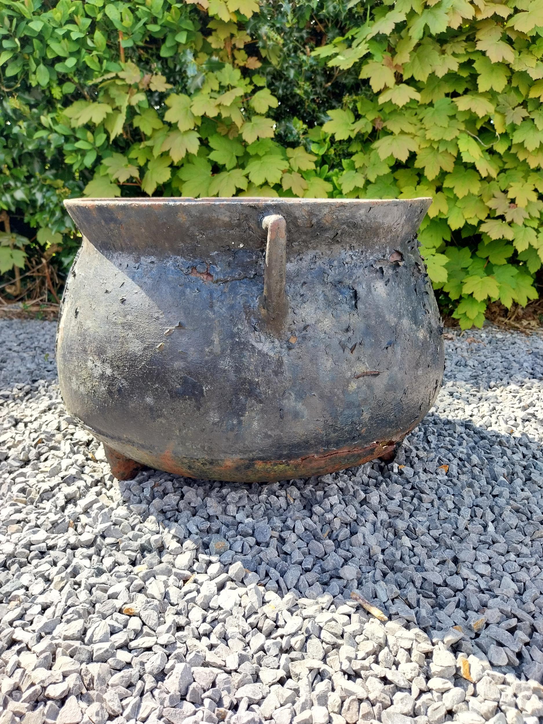 19th C. cast iron skillet pot {39 cm H x 60 cm W x 50 cm D}. - Bild 5 aus 5