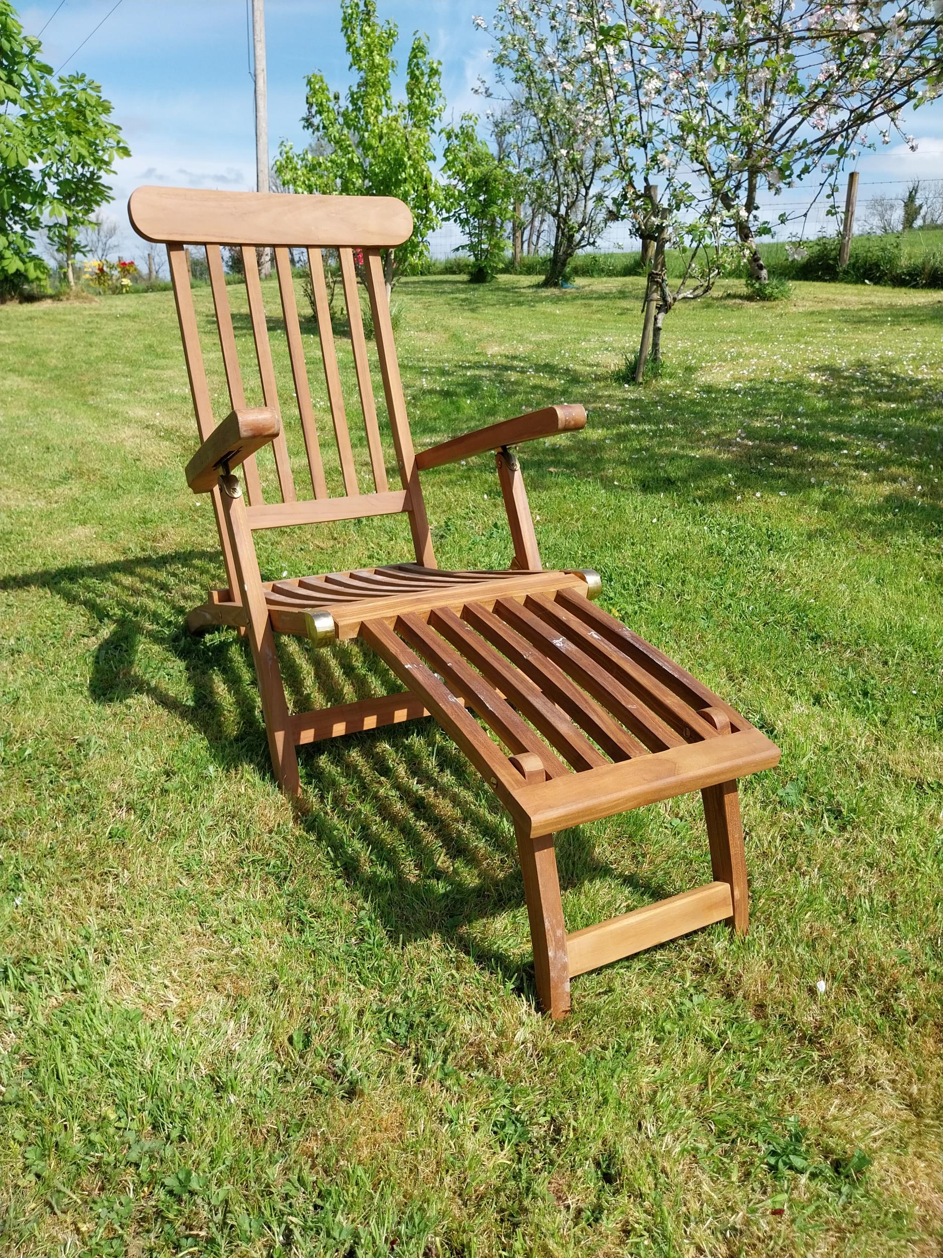 Good quality teak and brass deck chair {93 cm H x 61 cm W x 150 cm L}. - Image 5 of 8