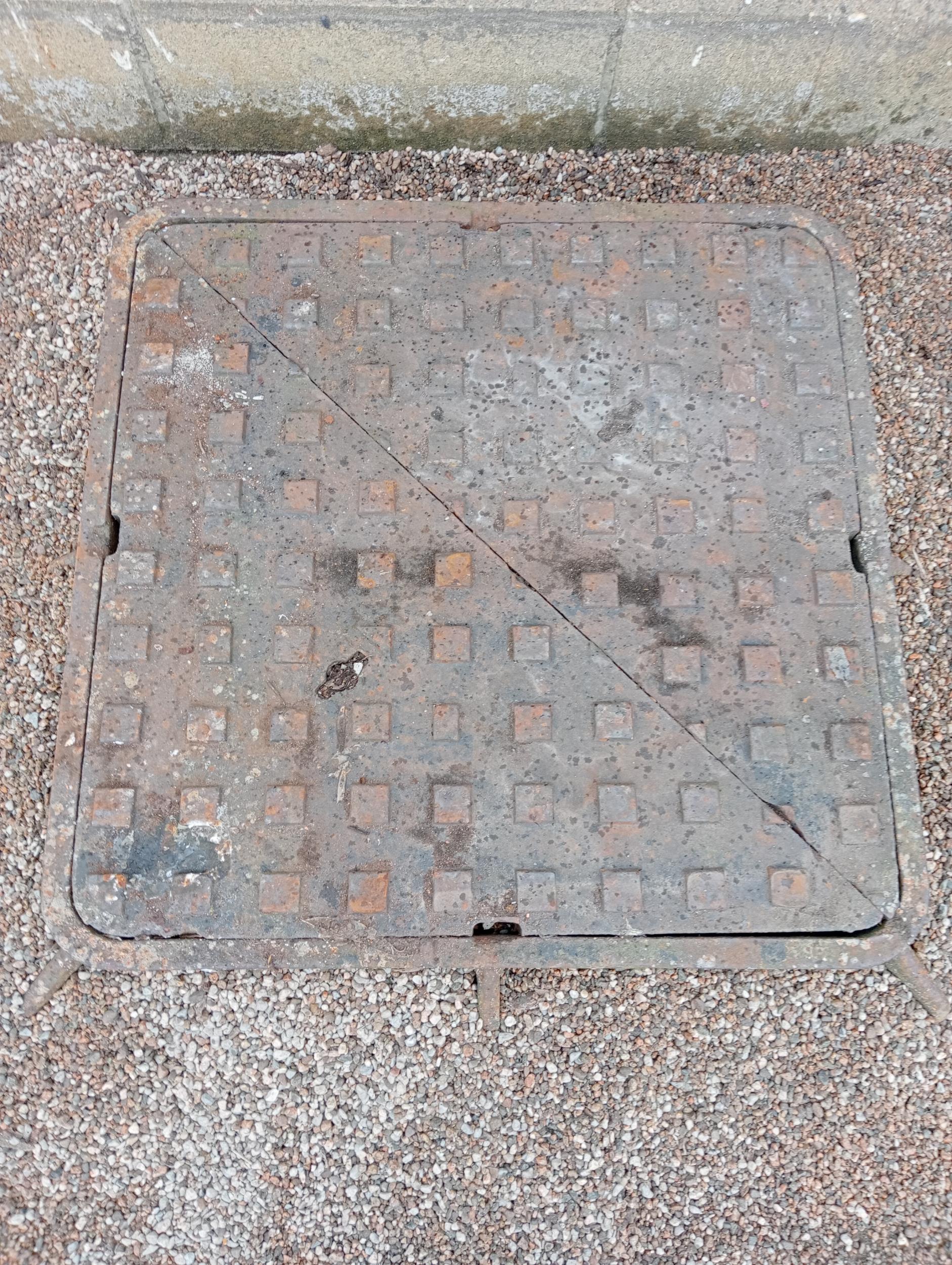 Large cast iron manhole {H 15cm x 70 x 70}. (NOT AVAILABLE TO VIEW IN PERSON) - Bild 2 aus 3
