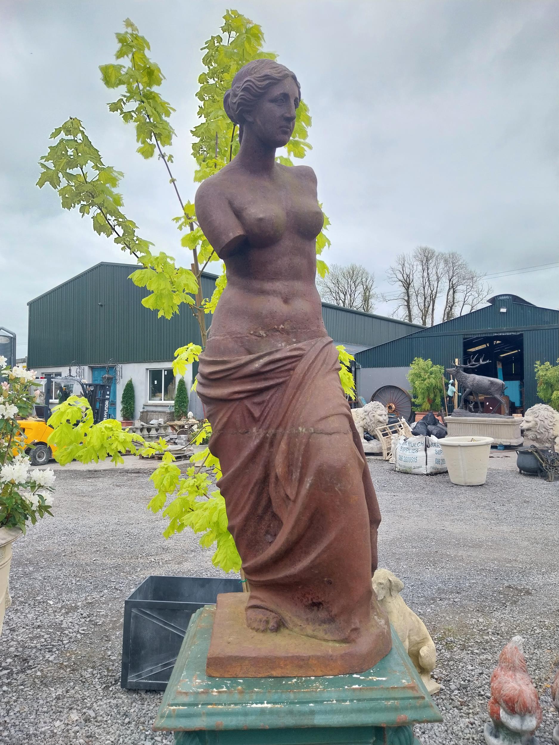 Good quality cast iron statue of Venus de Milo {150 cm H x 48 cm W x 48 cm D}. - Image 13 of 17